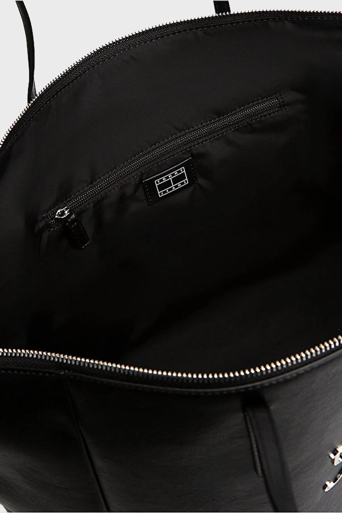 Tommy Jeans Charm Detaylı Omuz Askılı Kadın Çanta AW0AW18786 BDS Siyah - 4