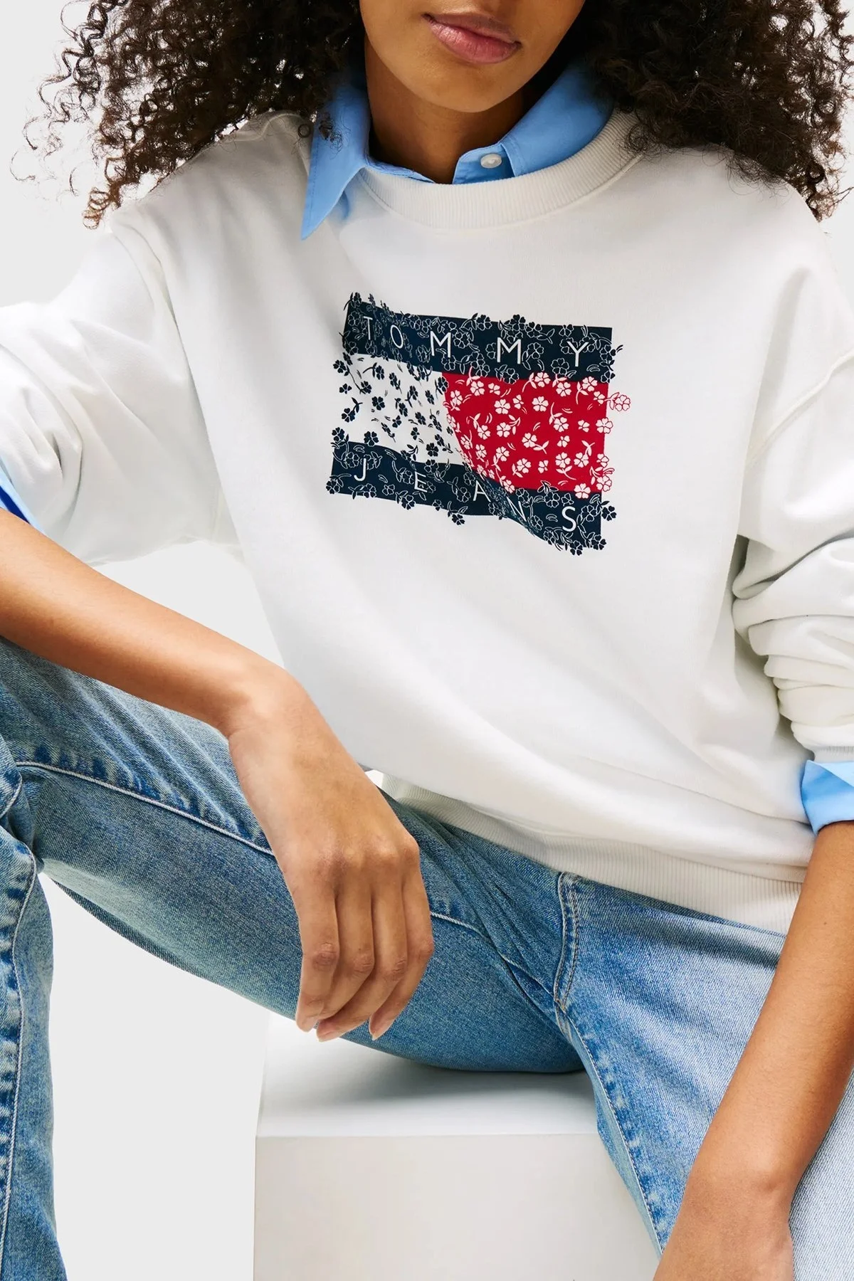 Tommy Jeans Çiçekli Logo Baskılı Pamuklu Relaxed Fit Bisiklet Yaka Bayan Sweat DW0DW20933 YBL BEYAZ - 4