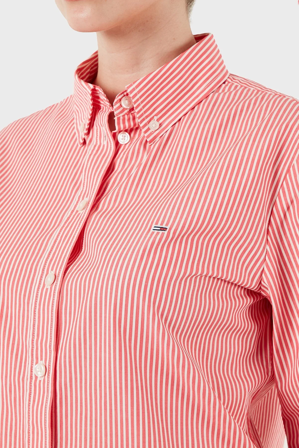 Tommy Jeans Çizgili % 100 Pamuk Regular Fit Düğmeli Yaka Bayan Gömlek DW0DW20290 0D4 PEMBE - 12