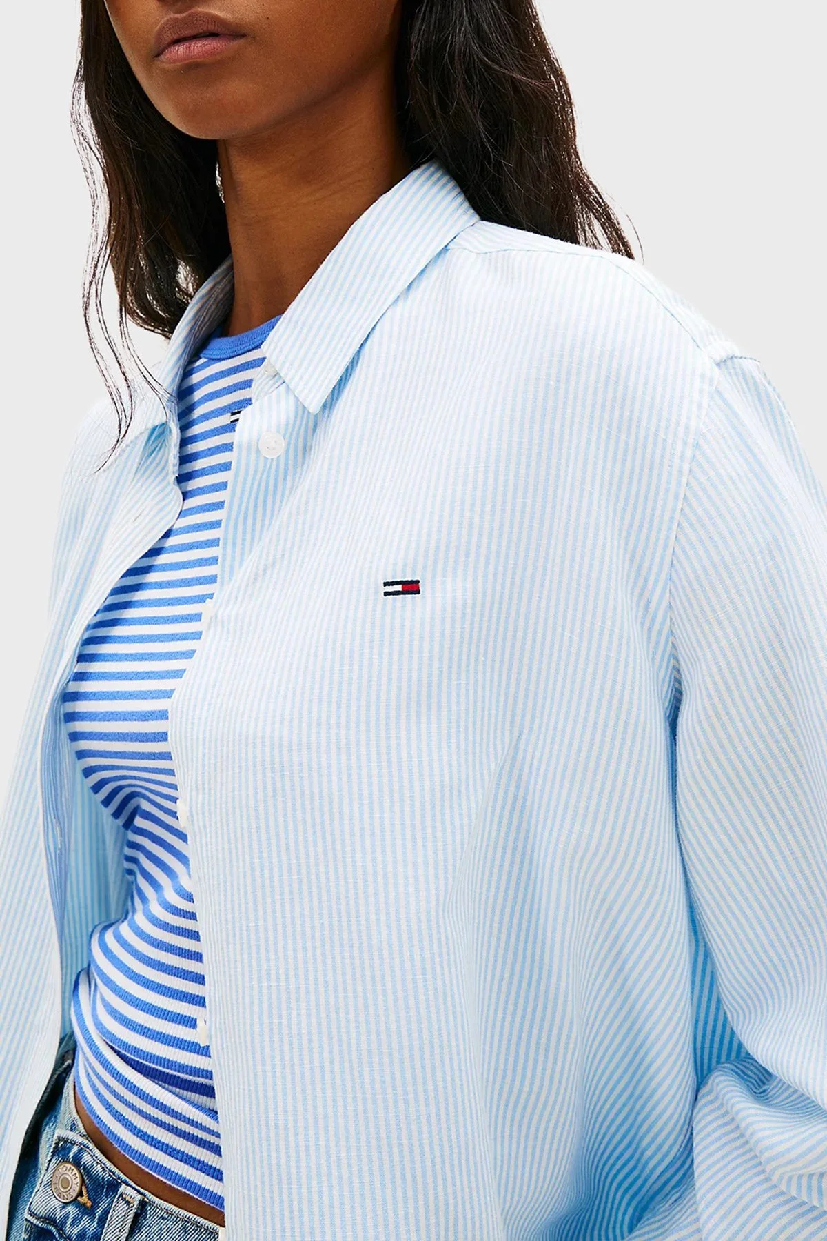 Tommy Jeans Çizgili Keten ve Pamuk Karışımlı Klsaik Yaka Uzun Kollu Kadın Gömlek DW0DW22209 0A6 AÇIK MAVİ - 4