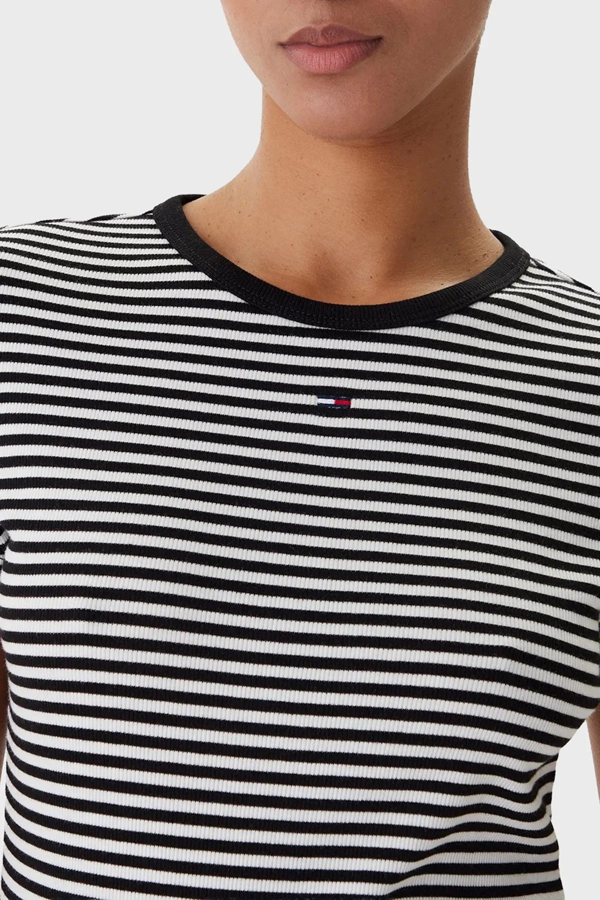 Tommy Jeans Çizgili Pamuklu Slim Fit Bisiklet Yaka Kadın T Shirt DW0DW17383 0AQ SİYAH-EKRU - 4