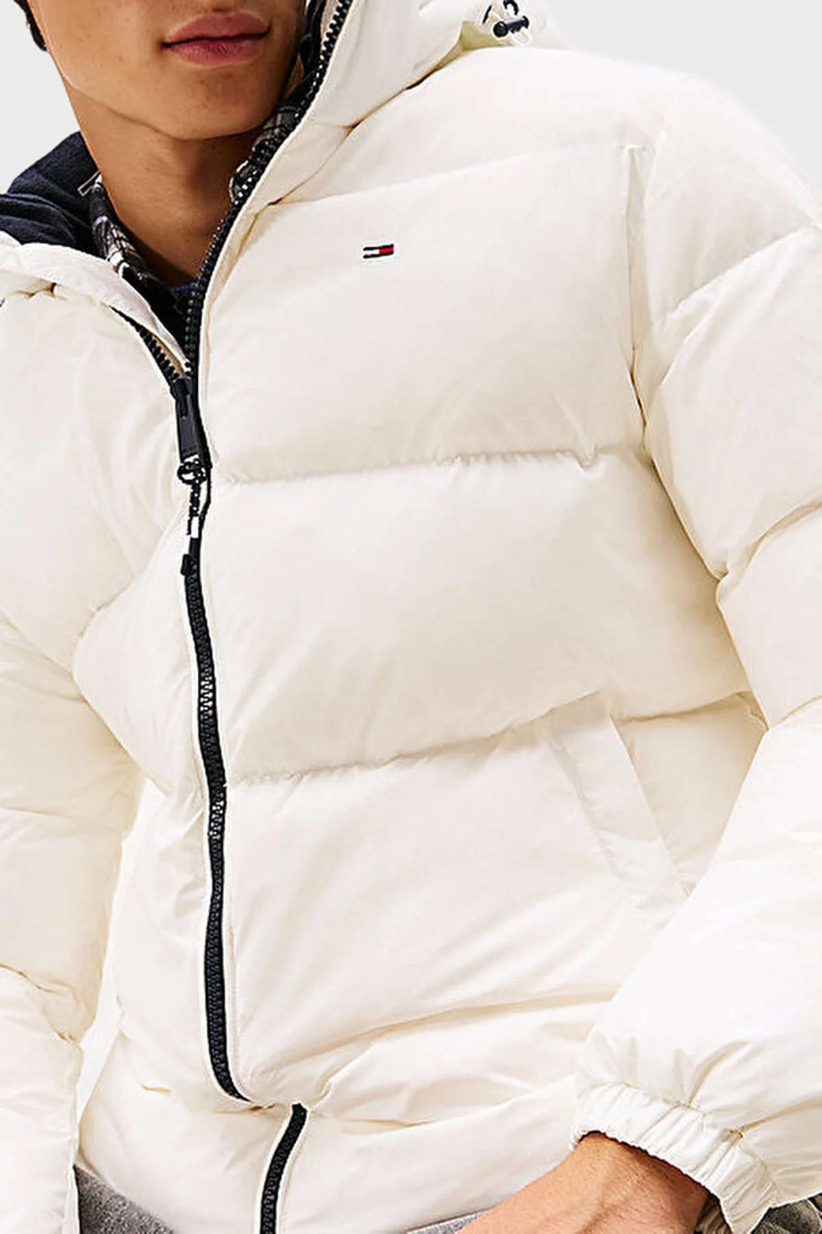 Tommy Jeans Comfort Fit Çıkarılabilir Kapüşonlu Şişme Erkek Mont DM0DM19786 YBL BEYAZ - 4