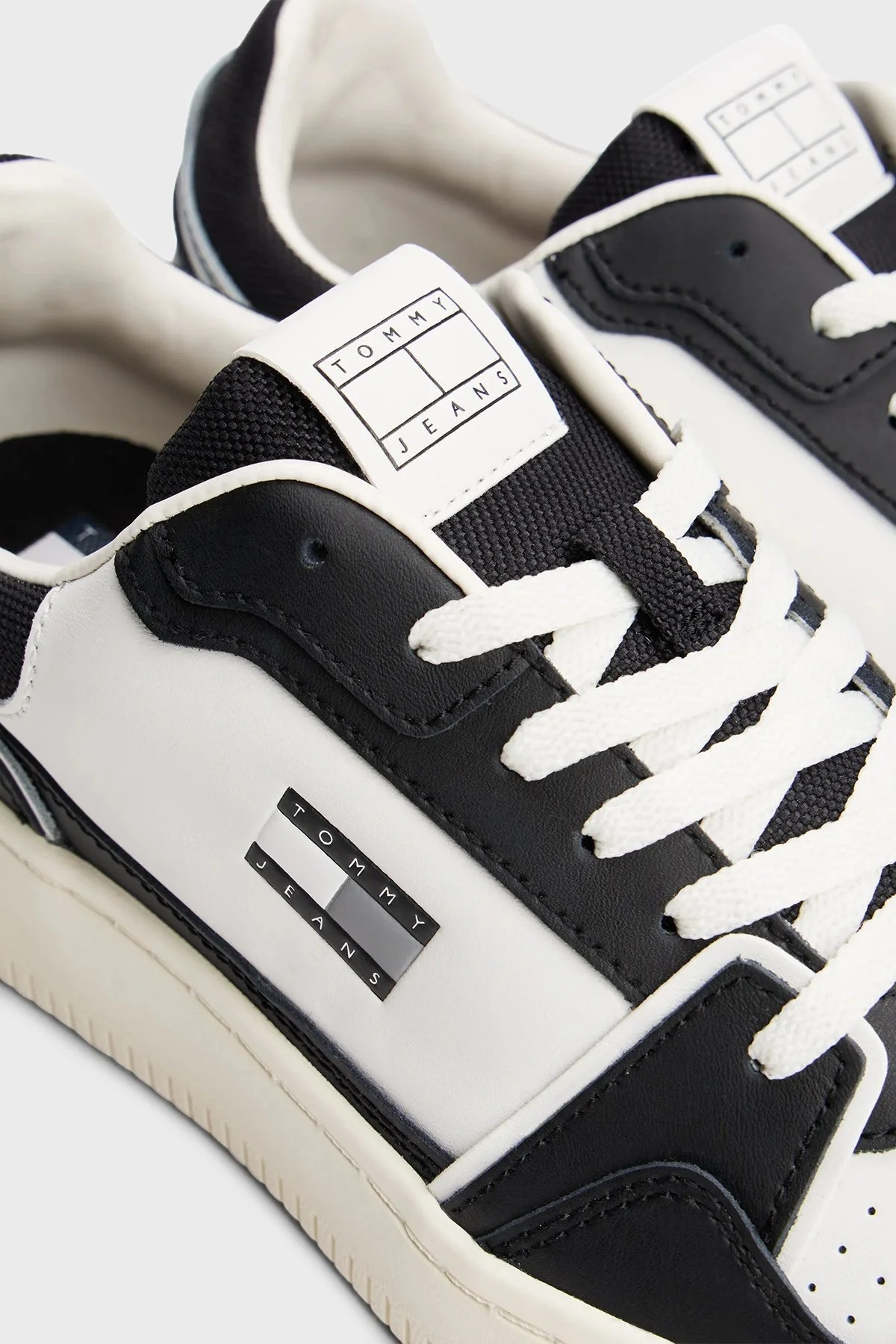 Tommy Jeans Deri Karışımlı Logolu Sneaker Erkek Ayakkabı EM0EM01610 BDS SİYAH - 12