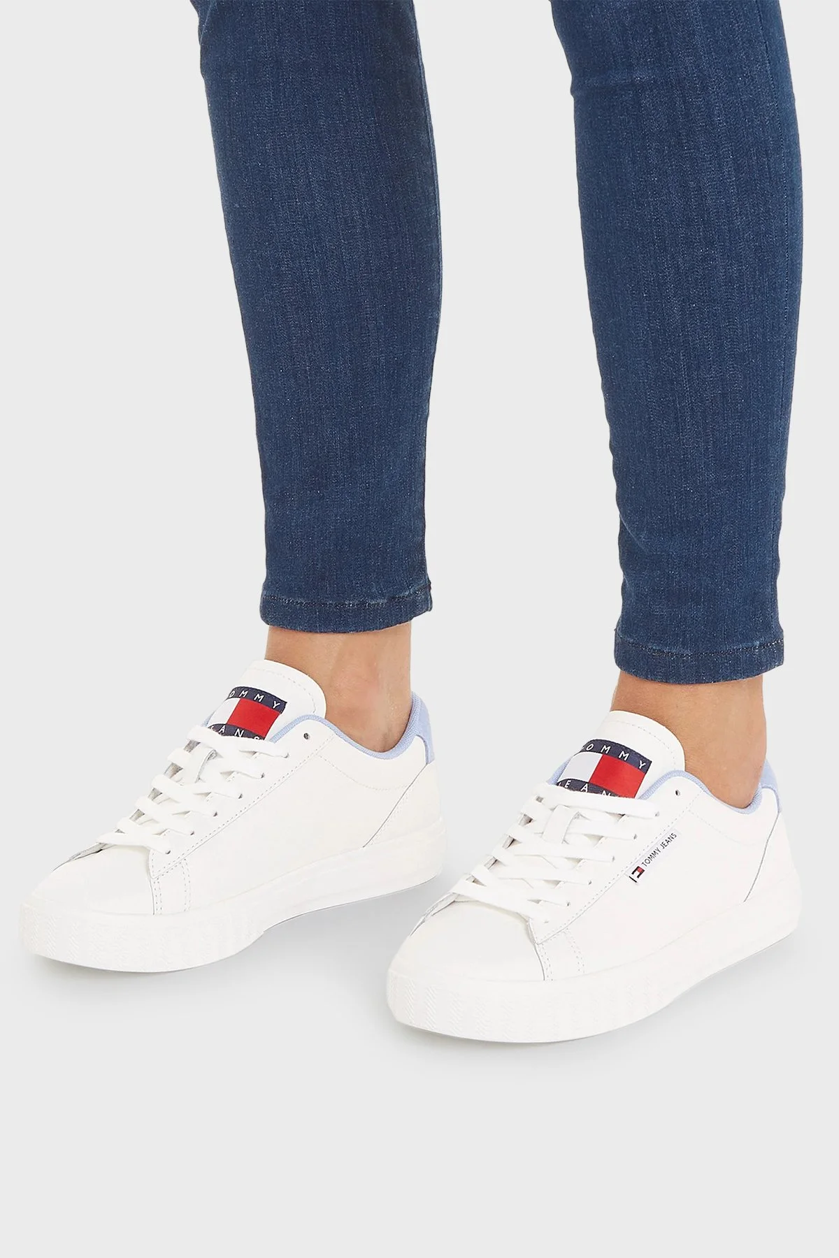 Tommy Jeans Deri Logolu Sneaker Kadın Ayakkabı EN0EN02508 C12 BEYAZ-AÇIK MAVİ - 2