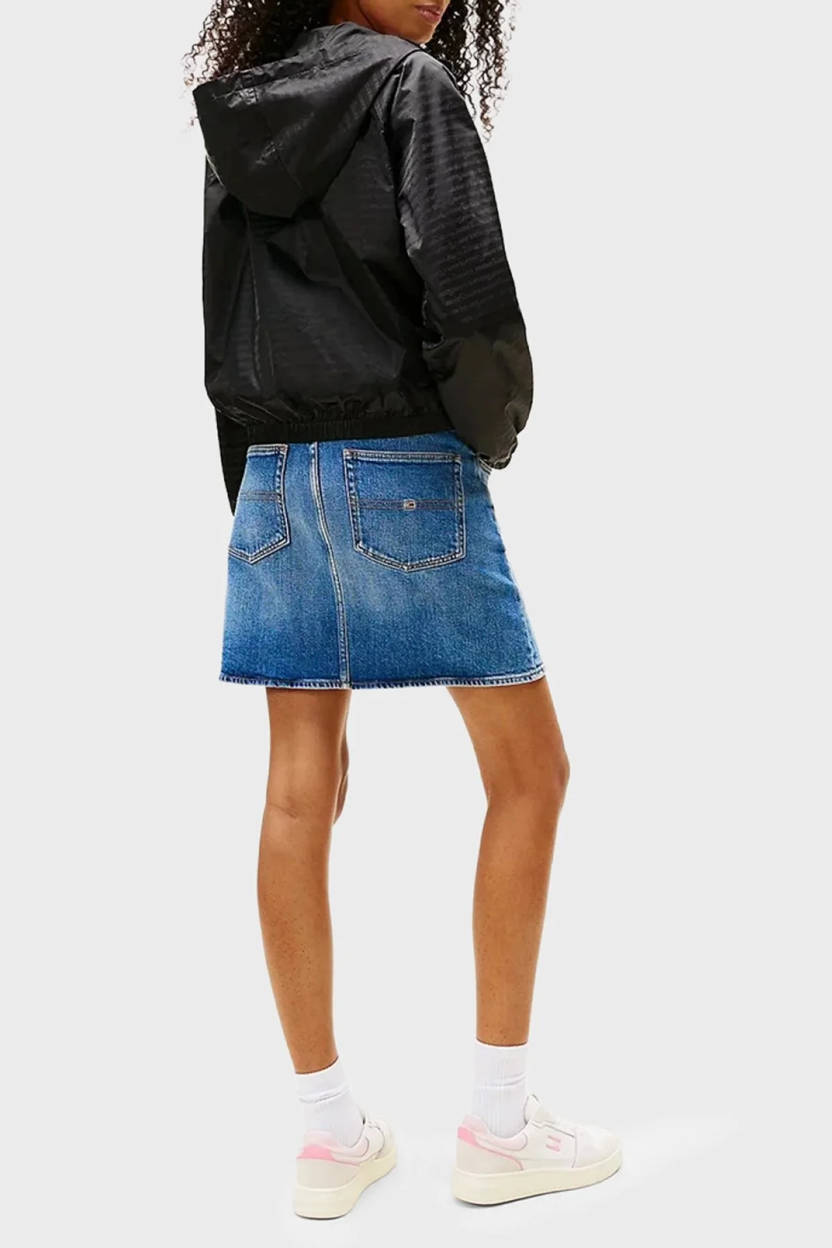 Tommy Jeans Jakarlı Regular Fit Kapüşonlu Su İtici Kadın Ceket DW0DW20952 BDS SİYAH - 3