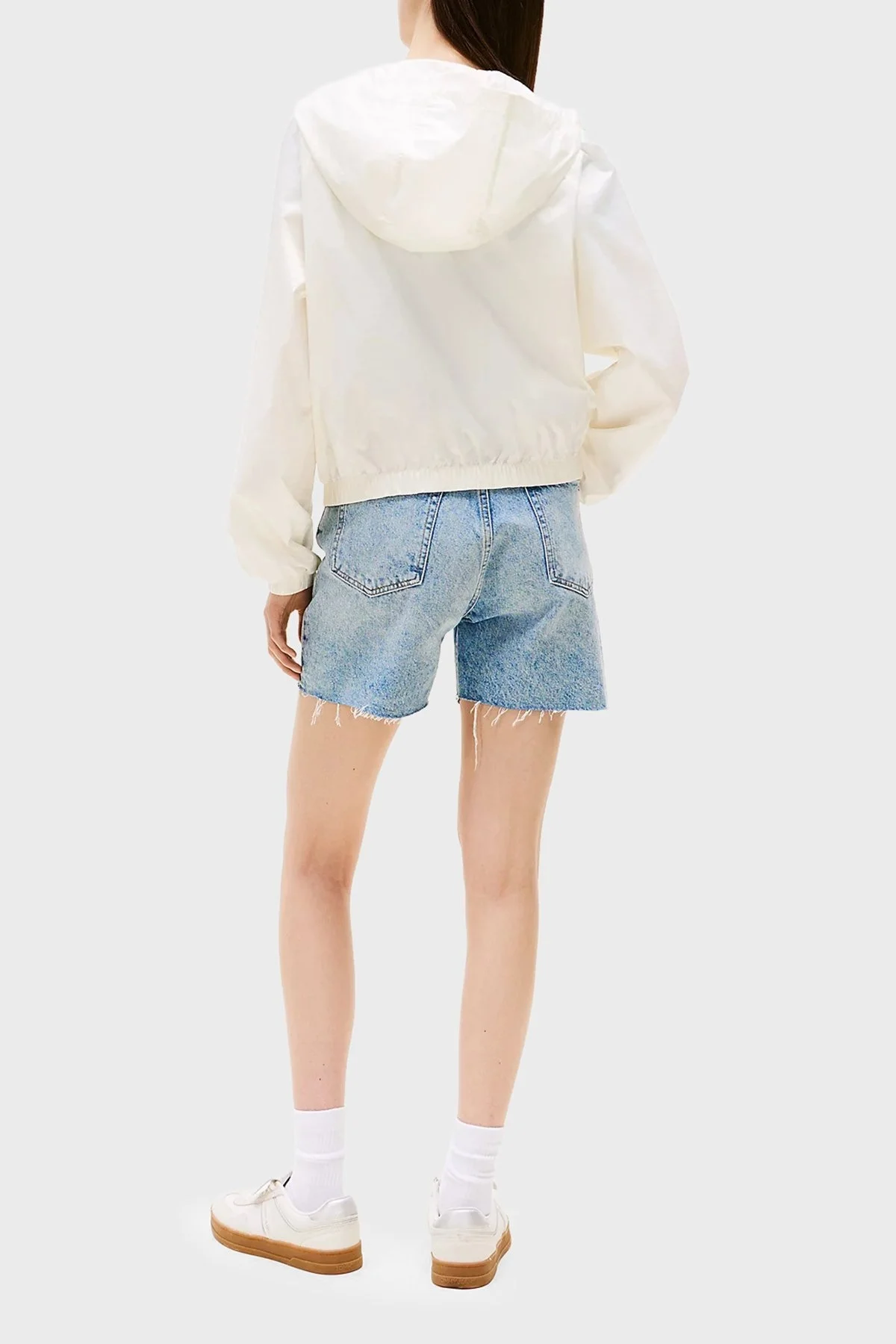 Tommy Jeans Jakarlı Regular Fit Kapüşonlu Su İtici Bayan Ceket DW0DW20952 YBL BEYAZ - 3