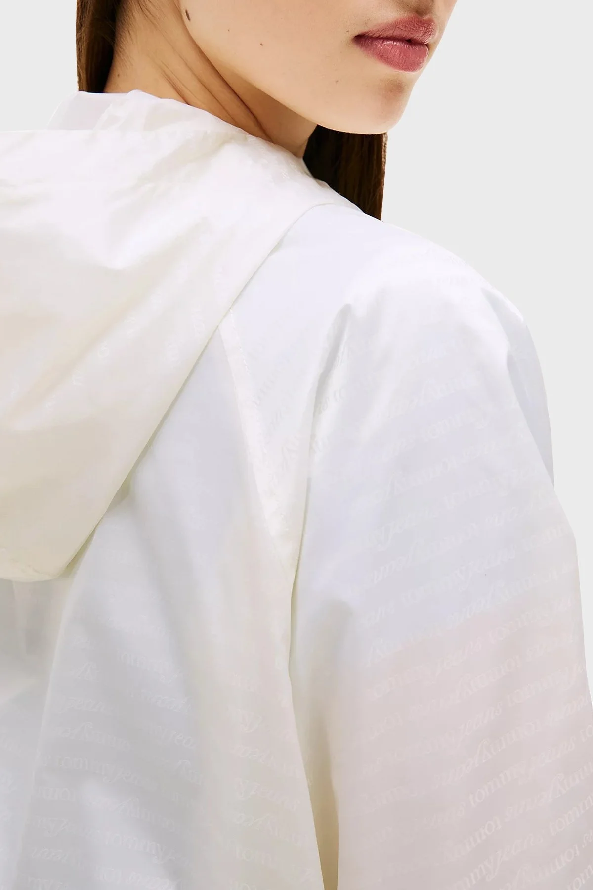 Tommy Jeans Jakarlı Regular Fit Kapüşonlu Su İtici Bayan Ceket DW0DW20952 YBL BEYAZ - 5