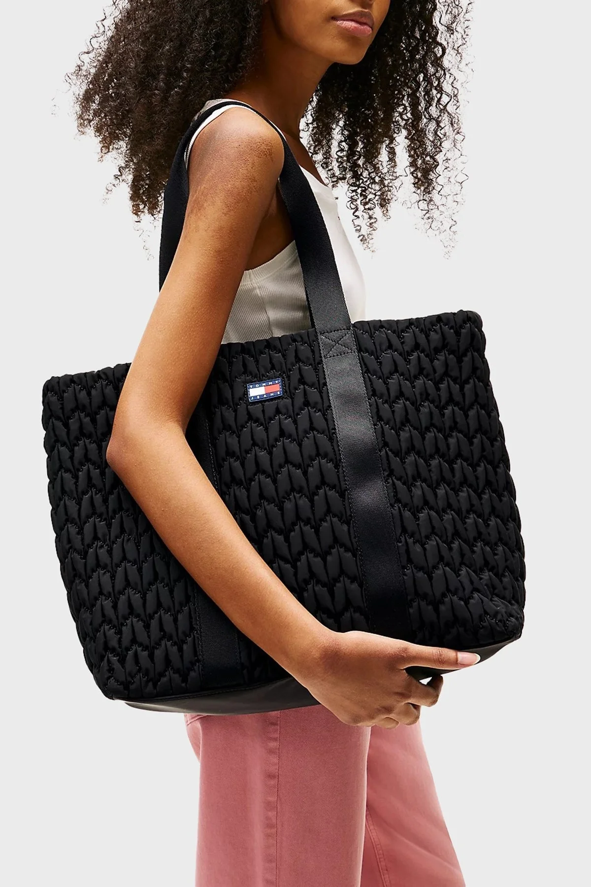 Tommy Jeans Kapitoneli Omuz Askılı Tote Bayan Çanta AW0AW17818 BDS SİYAH - 2