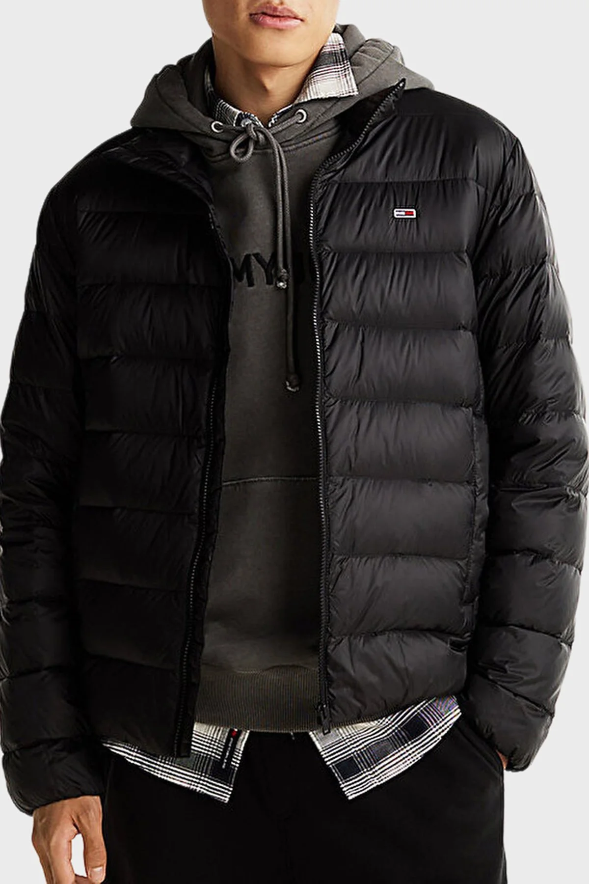 Tommy Jeans Kapitoneli Regular Fit Dik Yaka Şişme Erkek Mont DM0DM20658 BDS SİYAH - 1