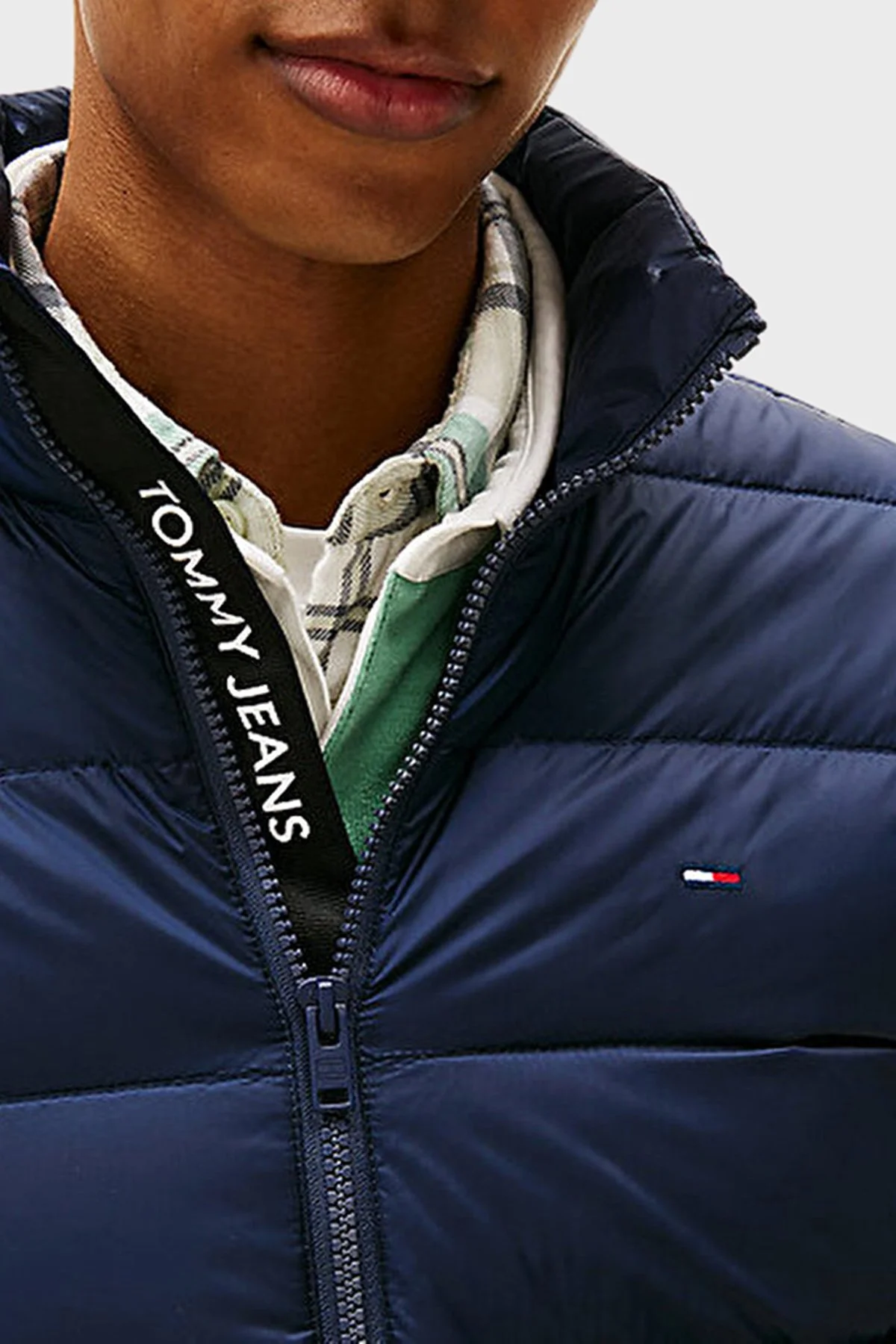Tommy Jeans Kapitoneli Regular Fit Dik Yaka Şişme Erkek Mont DM0DM20658 C1G LACİVERT - 4