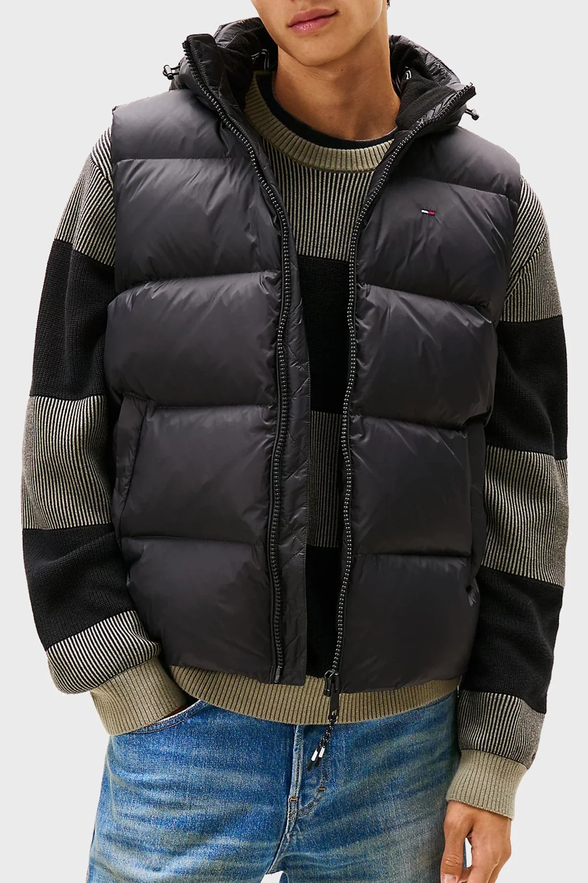 Tommy Jeans Kapitoneli Regular Fit Dik Yaka Şişme Erkek Yelek DM0DM20465 BDS SİYAH - 1