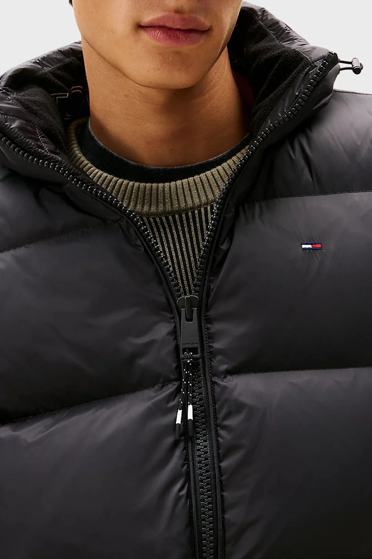 Tommy Jeans Kapitoneli Regular Fit Dik Yaka Şişme Erkek Yelek DM0DM20465 BDS SİYAH - 4