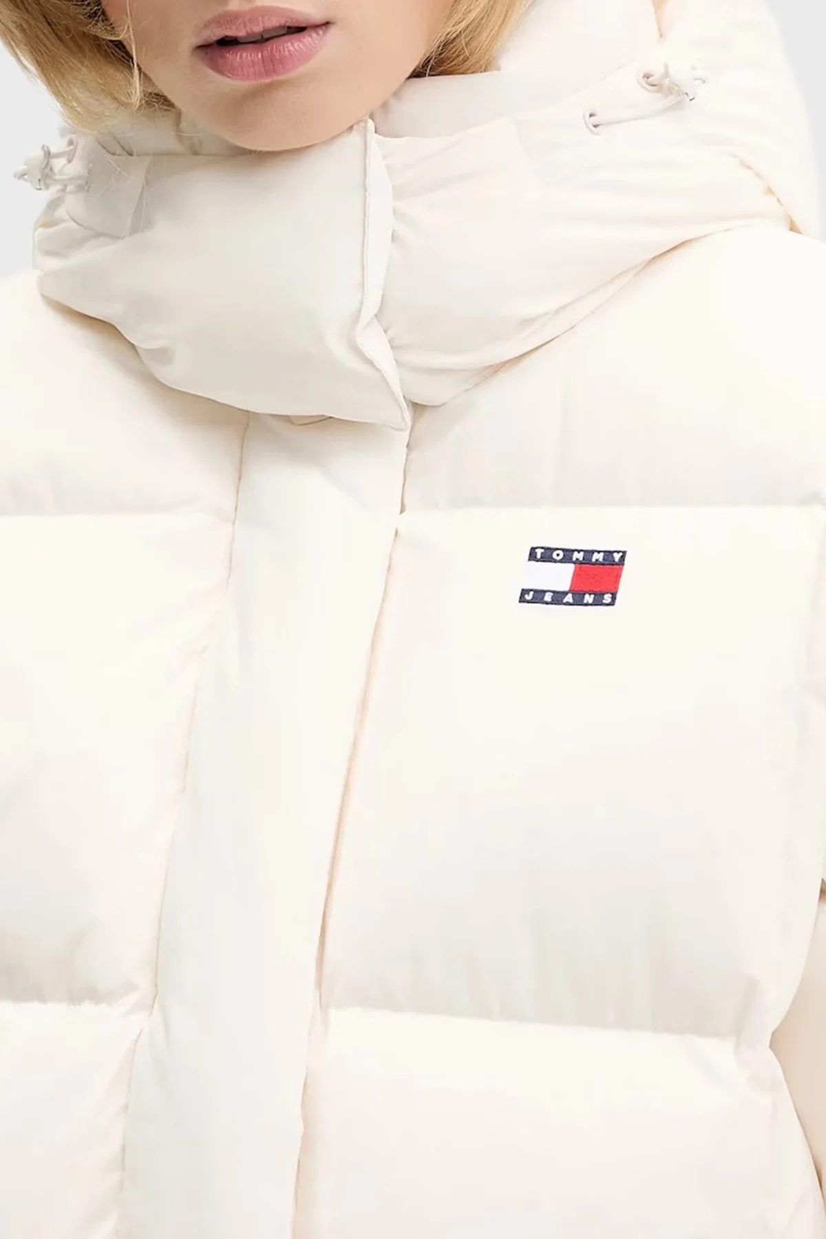 Tommy Jeans Kapitoneli Relaxed Fit Çıkarılabilir Kapüşonlu Şişme Bayan Mont DW0DW21623 YBH BEYAZ - 4