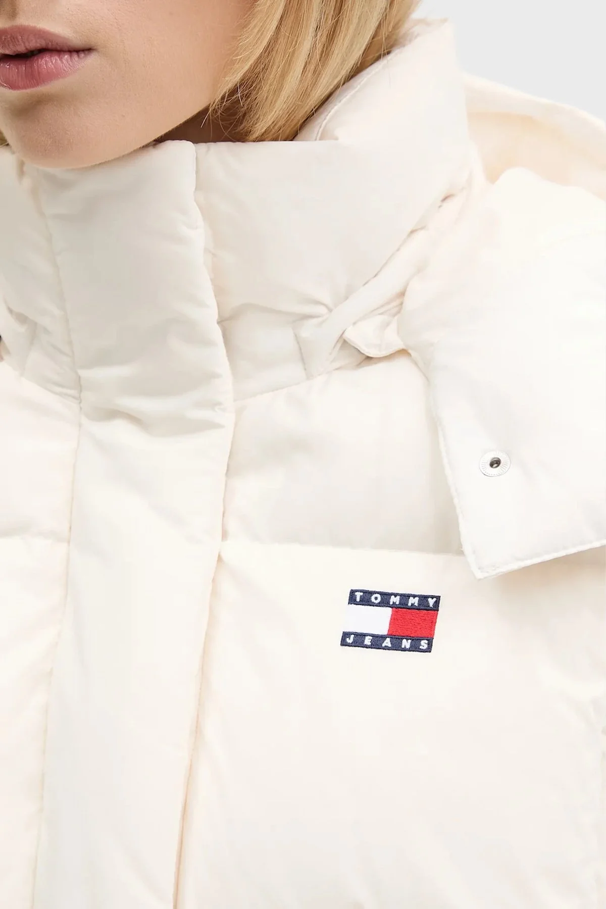 Tommy Jeans Kapitoneli Relaxed Fit Çıkarılabilir Kapüşonlu Şişme Bayan Mont DW0DW21623 YBH BEYAZ - 5