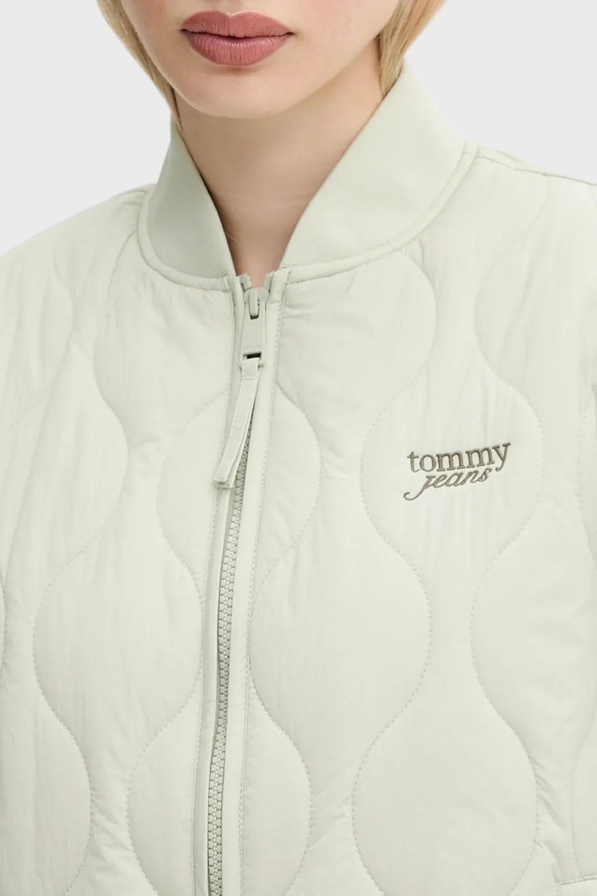 Tommy Jeans Kapitoneli Relaxed Fit Kolej Yaka Mevsimlik Bayan Mont DW0DW20962 M1C YEŞİL - 5