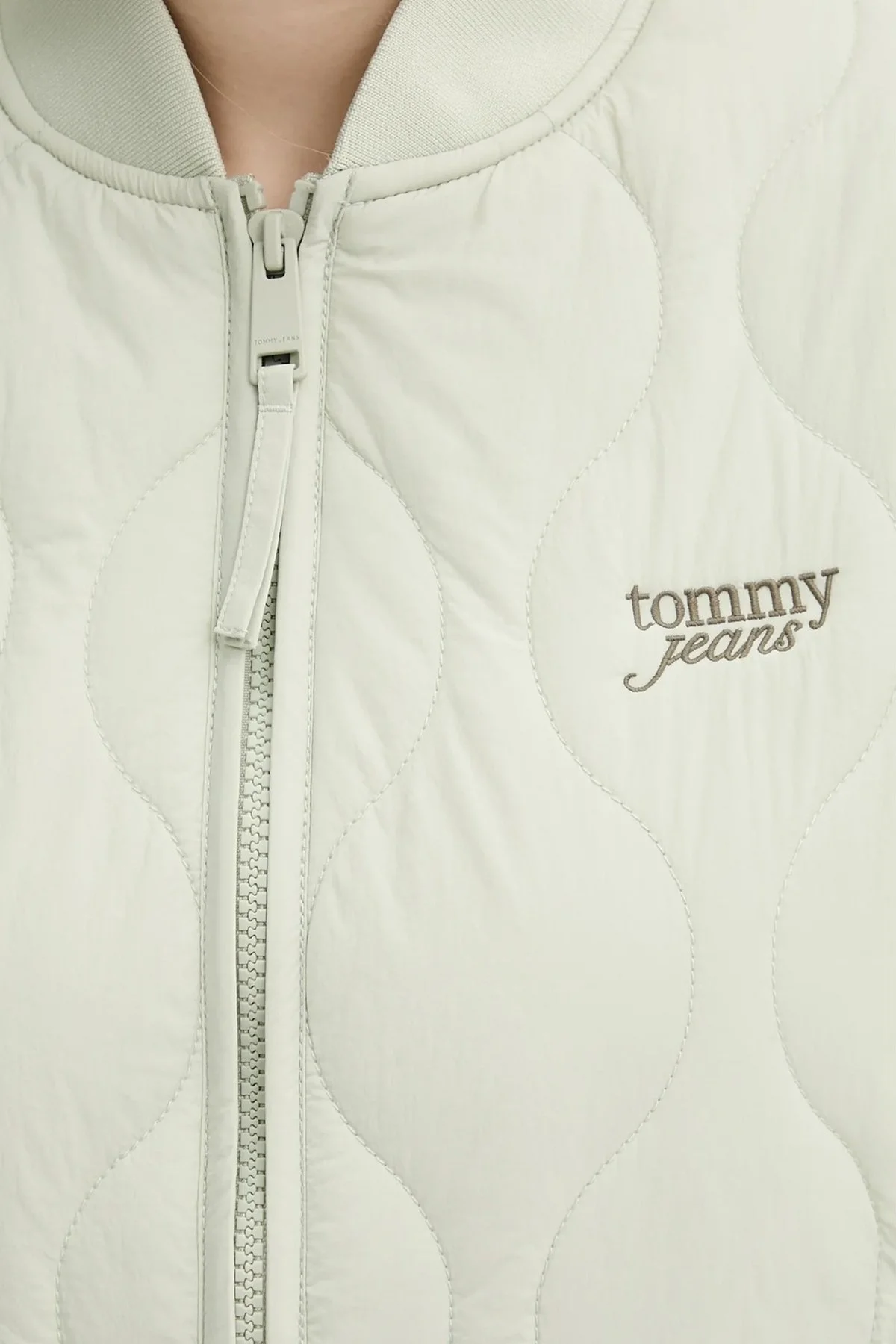 Tommy Jeans Kapitoneli Relaxed Fit Kolej Yaka Mevsimlik Bayan Mont DW0DW20962 M1C YEŞİL - 6