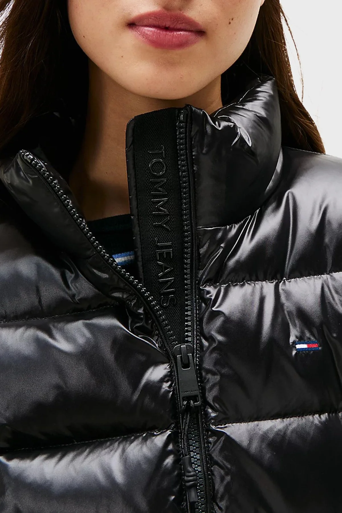 Tommy Jeans Kapitoneli Slim Fit Dik Yaka Su İtici Parlak Şişme Bayan Mont DW0DW21618 BDS SİYAH - 5