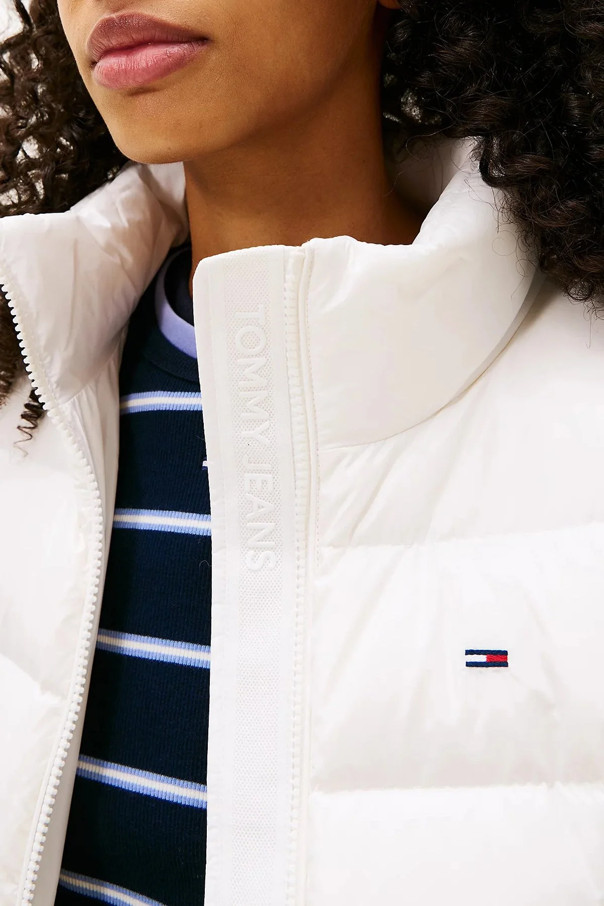 Tommy Jeans Kapitoneli Slim Fit Dik Yaka Su İtici Parlak Şişme Bayan Mont DW0DW21618 YBL BEYAZ - 4