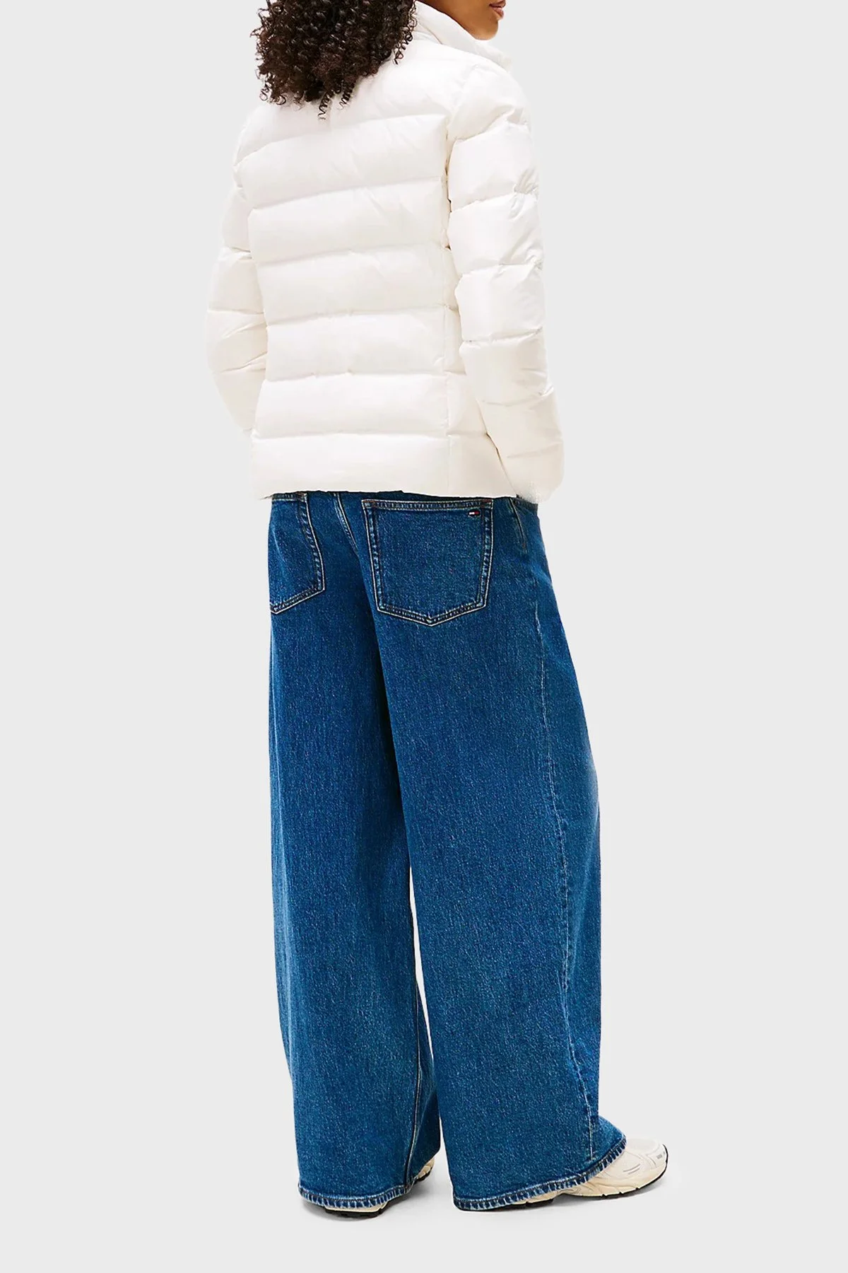 Tommy Jeans Kapitoneli Slim Fit Dik Yaka Su İtici Parlak Şişme Kadın Mont DW0DW21618 YBL BEYAZ - 3