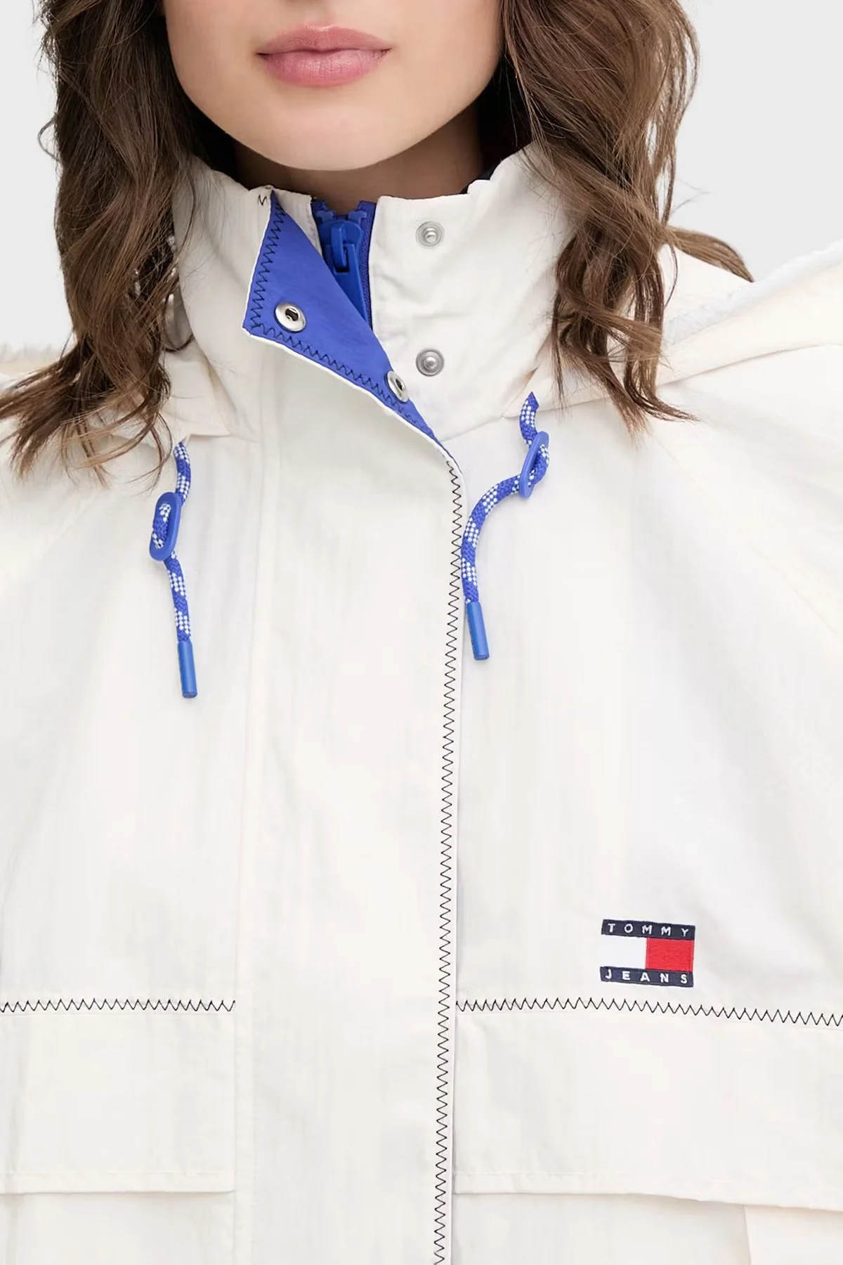 Tommy Jeans Kapüşonlu Yaka Fermuarlı Kadın Mont DW0DW22915 YBH Beyaz - 4