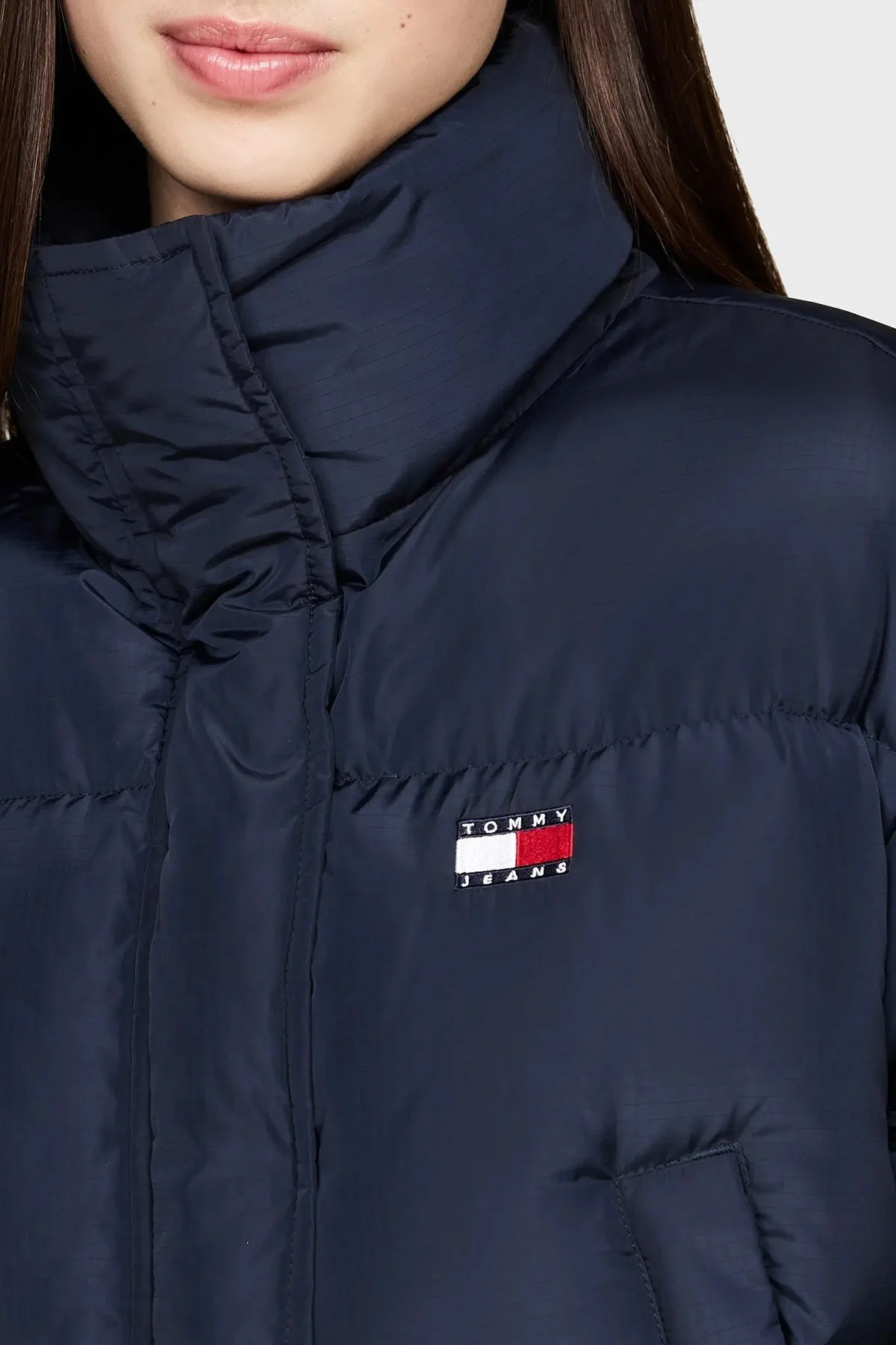Tommy Jeans Kuş Tüyü Dolgulu Regular Fit Dik Yaka Logolu Şişme Bayan Mont DW0DW18820 C1G LACİVERT - 3