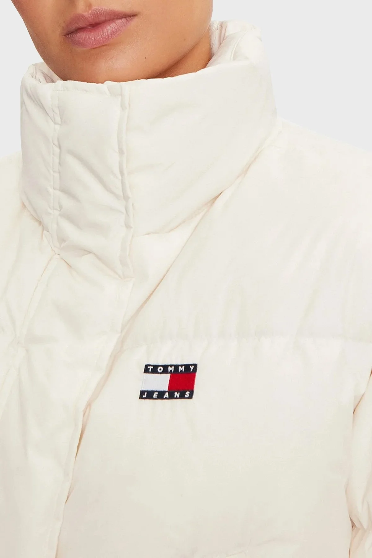 Tommy Jeans Kuş Tüyü Dolgulu Regular Fit Dik Yaka Logolu Şişme Bayan Mont DW0DW18820 YBH BEYAZ - 3
