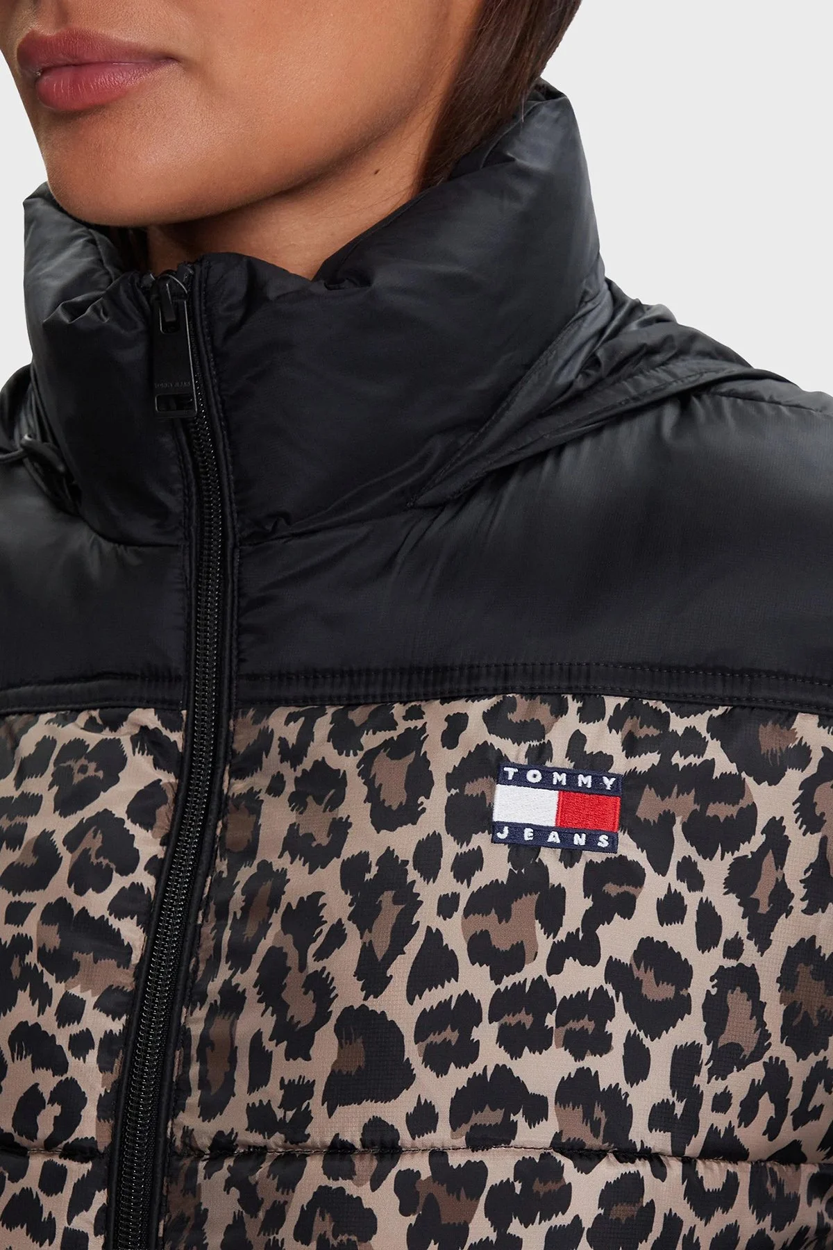 Tommy Jeans Leopar Desen Relaxed Fit Çıkarılabilir Kapüşonlu Şişme Bayan Mont DW0DW21967 0HD LEOPAR - 5