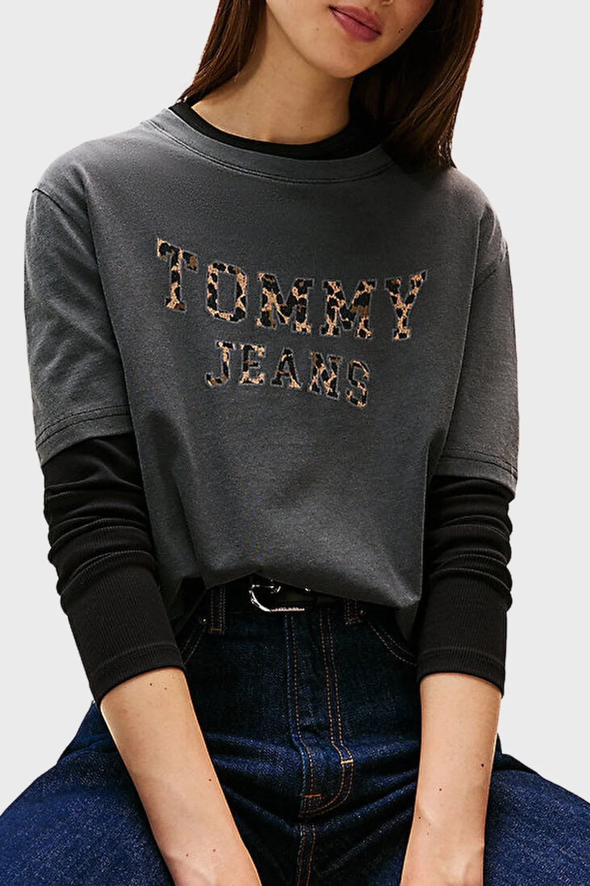 Tommy Jeans Leopar Logolu Pamuklu Boxy Fit Bisiklet Yaka Bayan T Shirt DW0DW21957 BDS SİYAH - 4