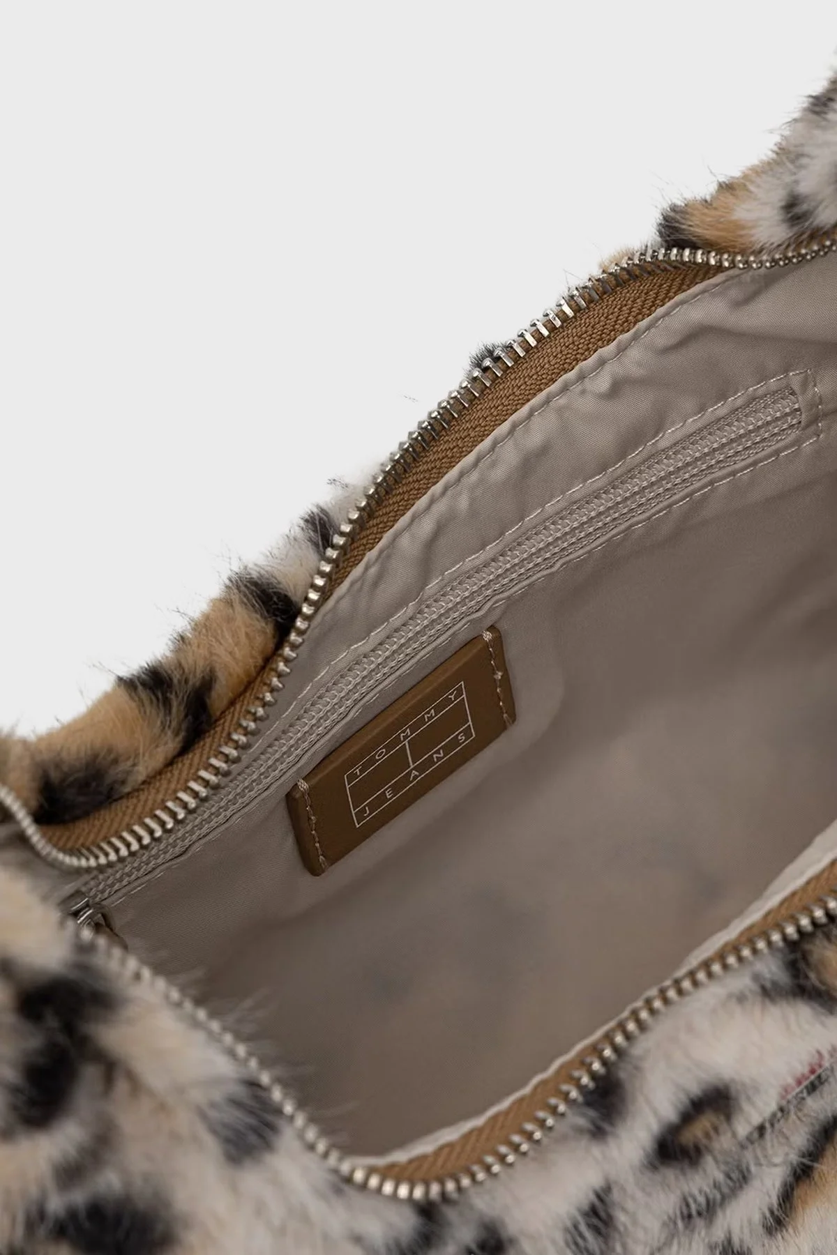 Tommy Jeans Leoparlı Omuz Askılı Kadın Çanta AW0AW19264 0HD Kahve - 5