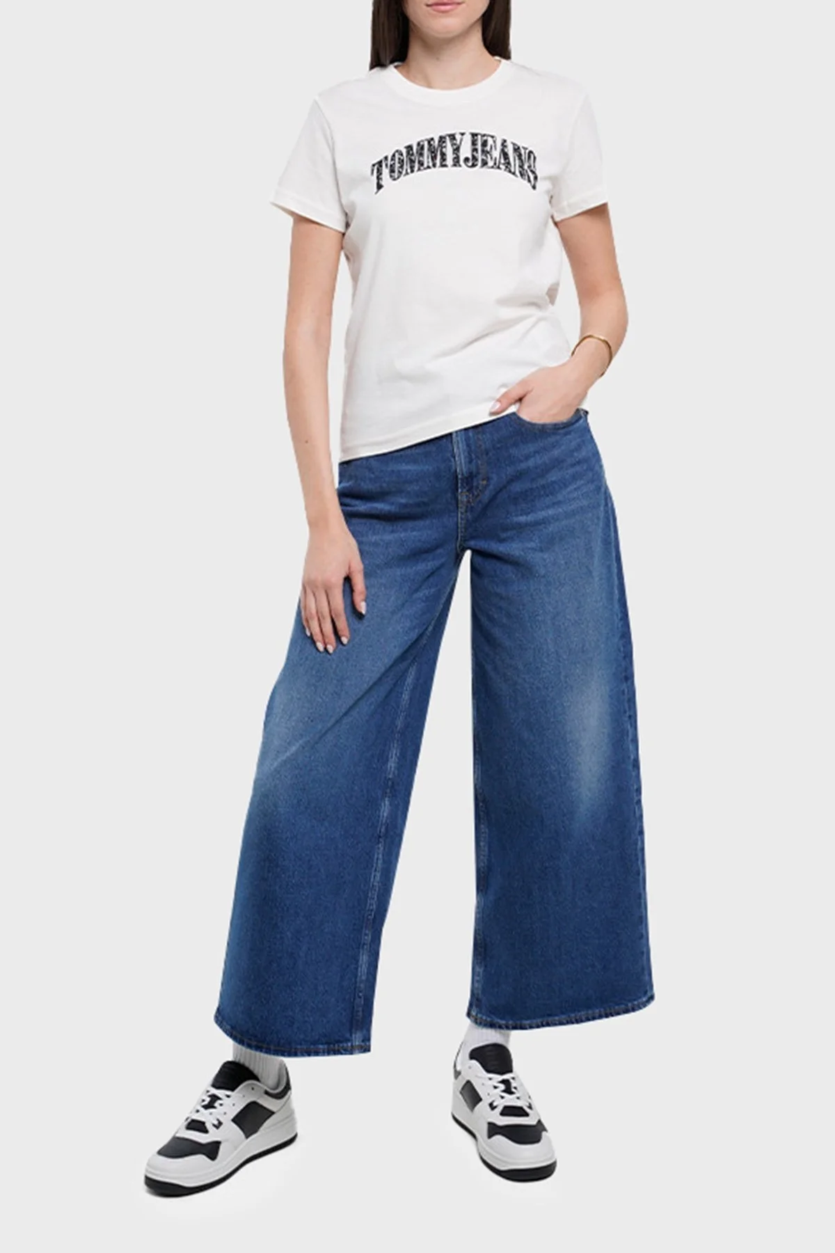 Tommy Jeans Logo Baskılı Pamuklu Regular Fit Bisiklet Yaka Bayan T Shirt DW0DW20161 YBH BEYAZ - 3