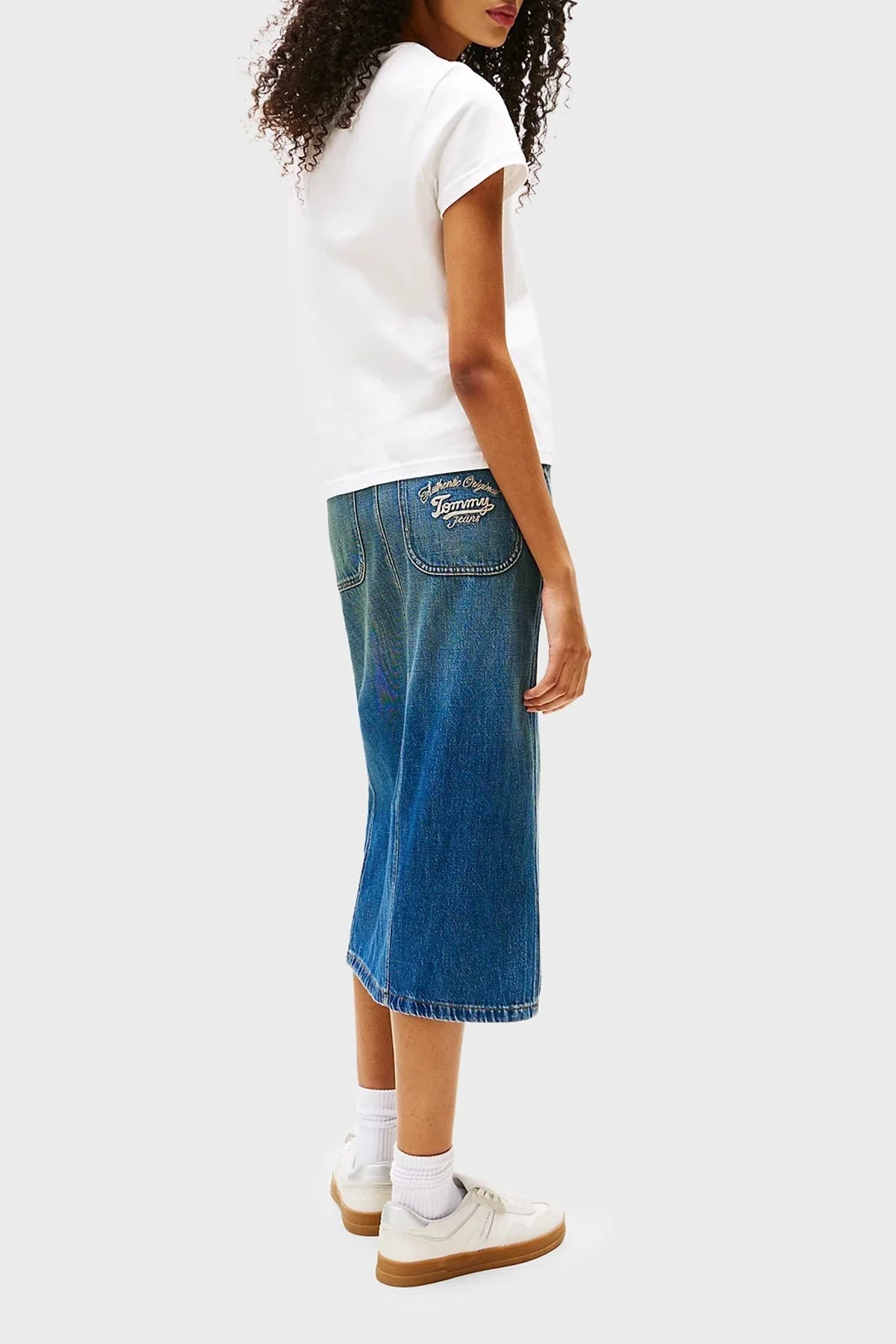 Tommy Jeans Logo Baskılı Pamuklu Regular Fit Bisiklet Yaka Bayan T Shirt DW0DW20897 YBL BEYAZ - 3