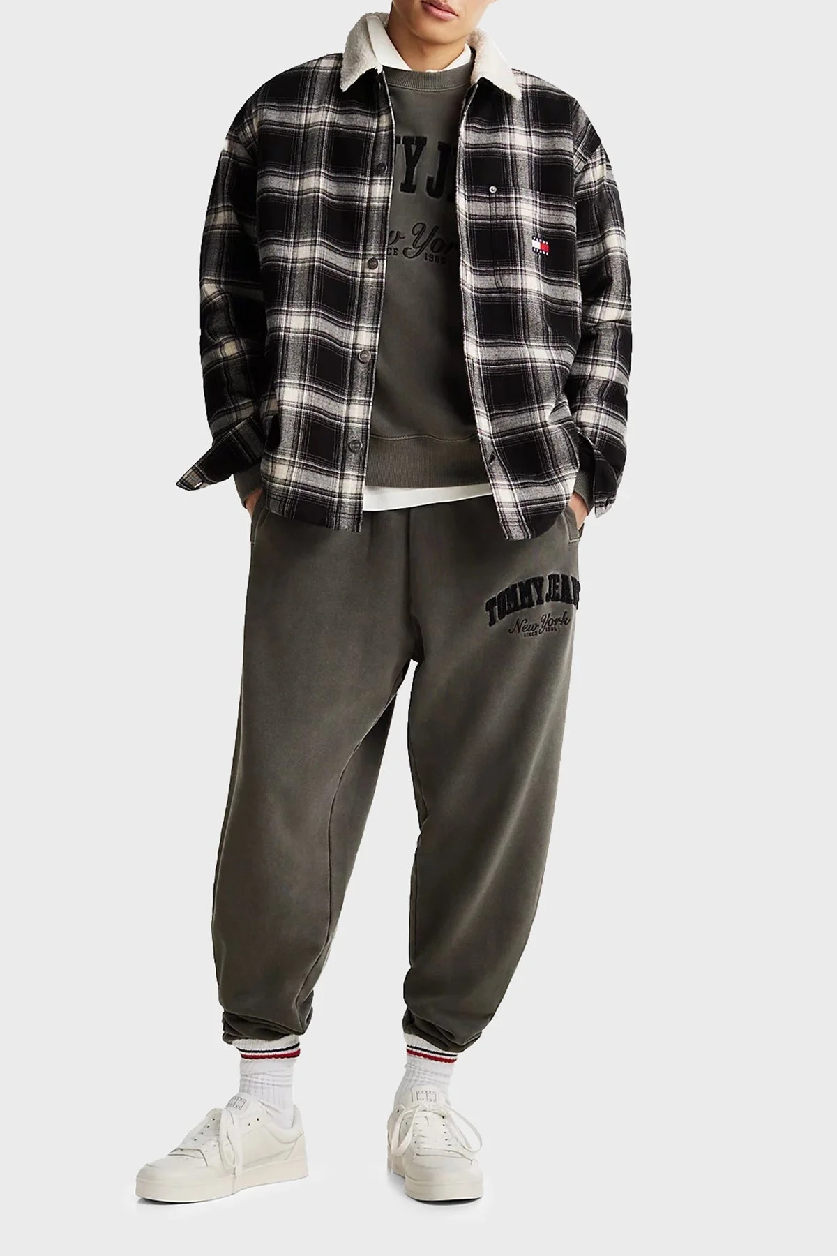 Tommy Jeans Logo İşlemeli Pamuklu Relaxed Fit Normal Bel Lastikli Paça Jogger Erkek Pantolon DM0DM20279 BDS SİYAH - 1