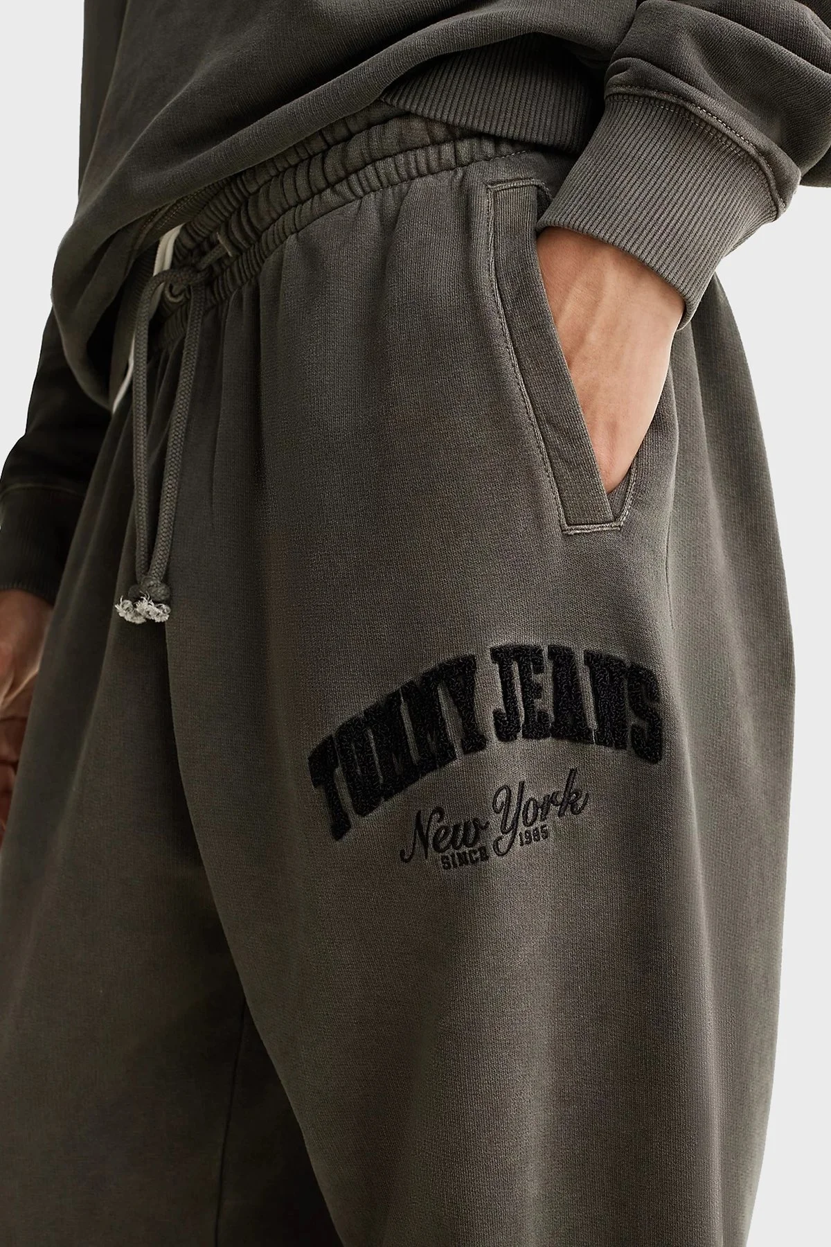 Tommy Jeans Logo İşlemeli Pamuklu Relaxed Fit Normal Bel Lastikli Paça Jogger Erkek Pantolon DM0DM20279 BDS SİYAH - 3