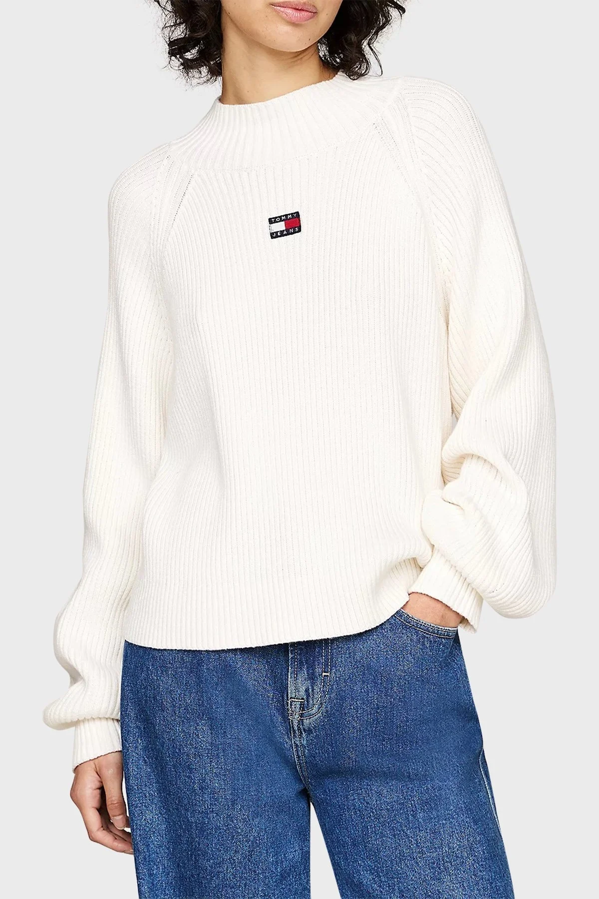 Tommy Jeans Logolu % 100 Pamuk Regular Fit Balon Kol Örgü Bayan Kazak DW0DW19912 YBH BEYAZ - 1