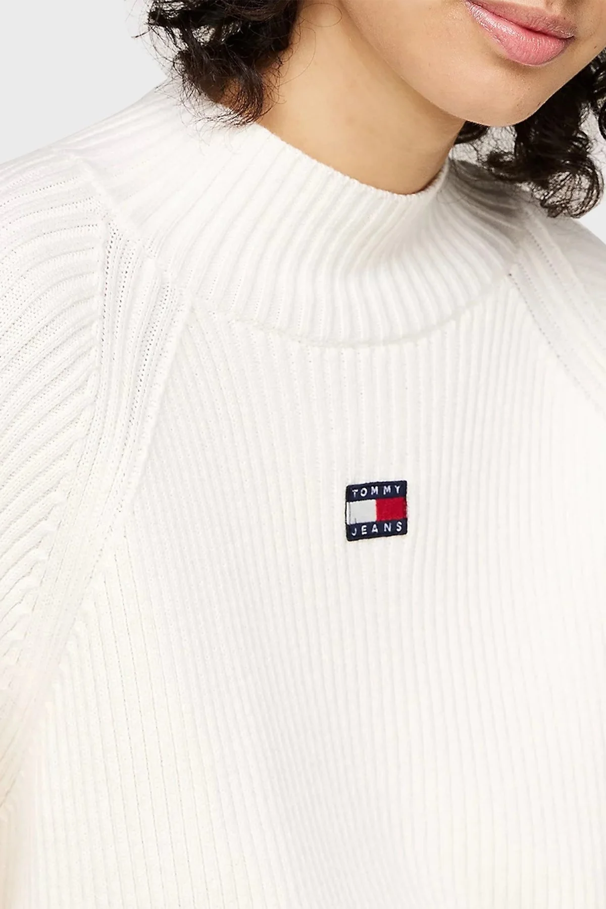 Tommy Jeans Logolu % 100 Pamuk Regular Fit Balon Kol Örgü Bayan Kazak DW0DW19912 YBH BEYAZ - 4