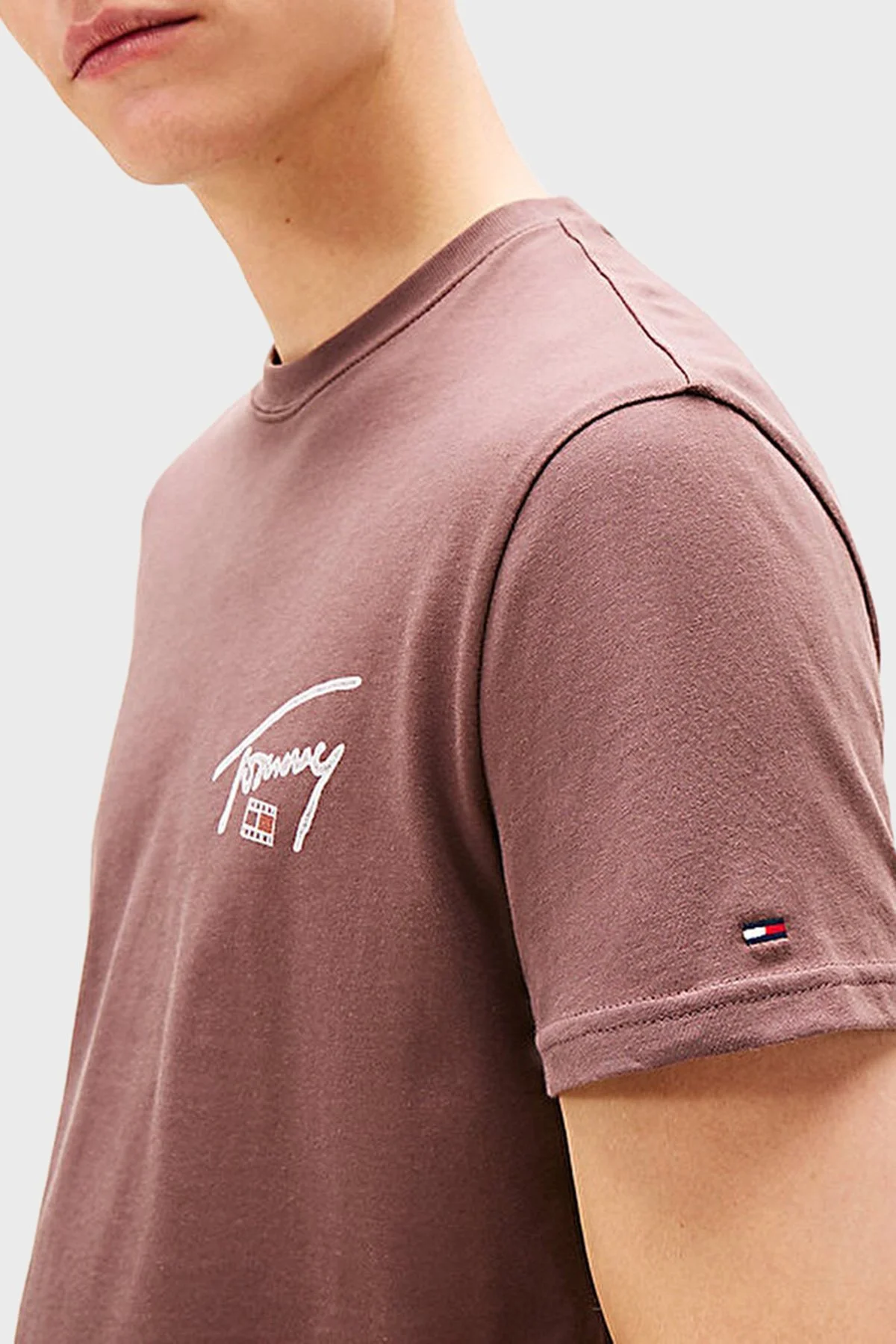 Tommy Jeans Logolu % 100 Pamuk Regular Fit Bisiklet Yaka Erkek T Shirt DM0DM22320 GW1 KAHVE - 4