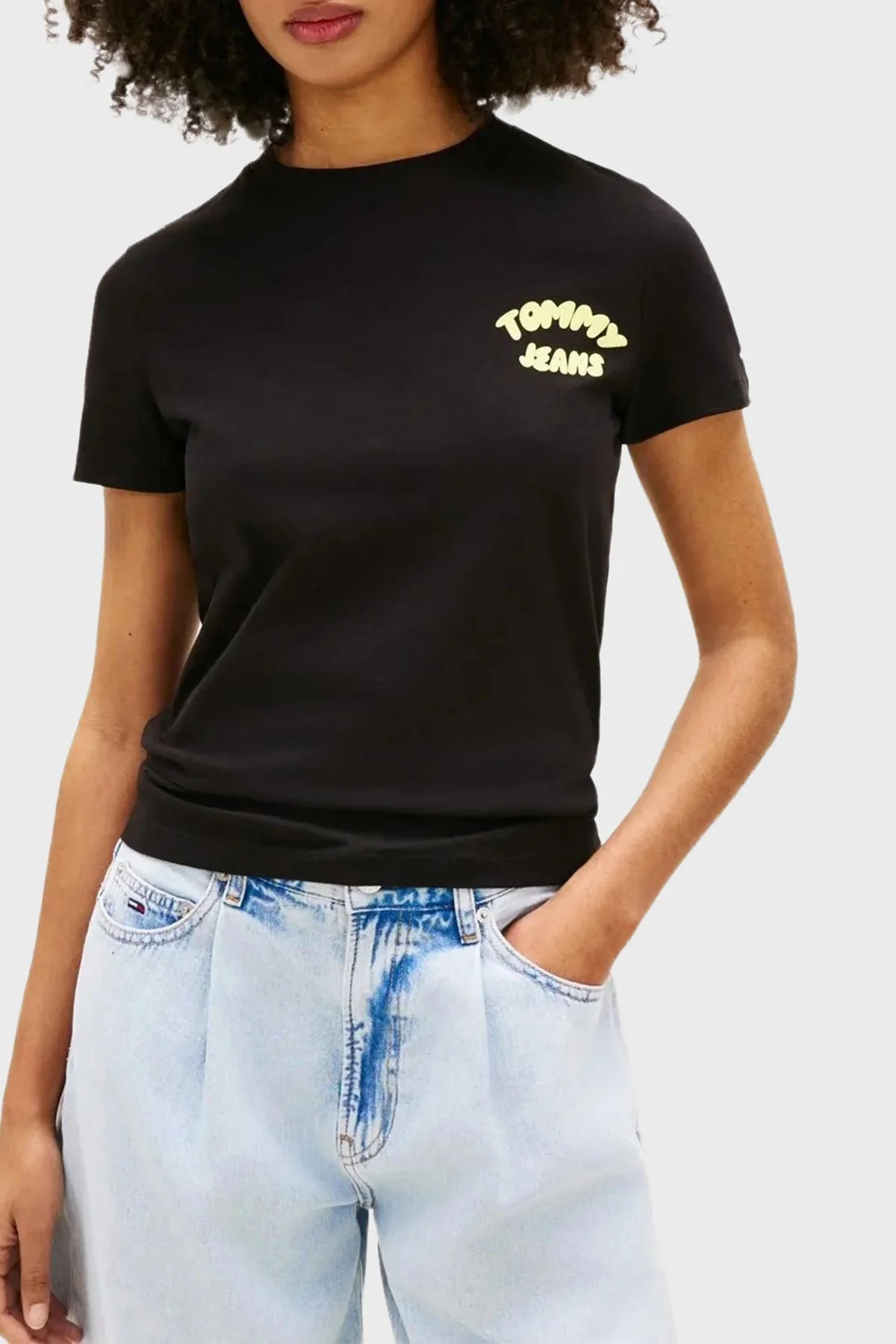 Tommy Jeans Logolu % 100 Pamuk Regular Fit Bisiklet Yaka Kadın T Shirt DW0DW22310 BDS SİYAH - 1
