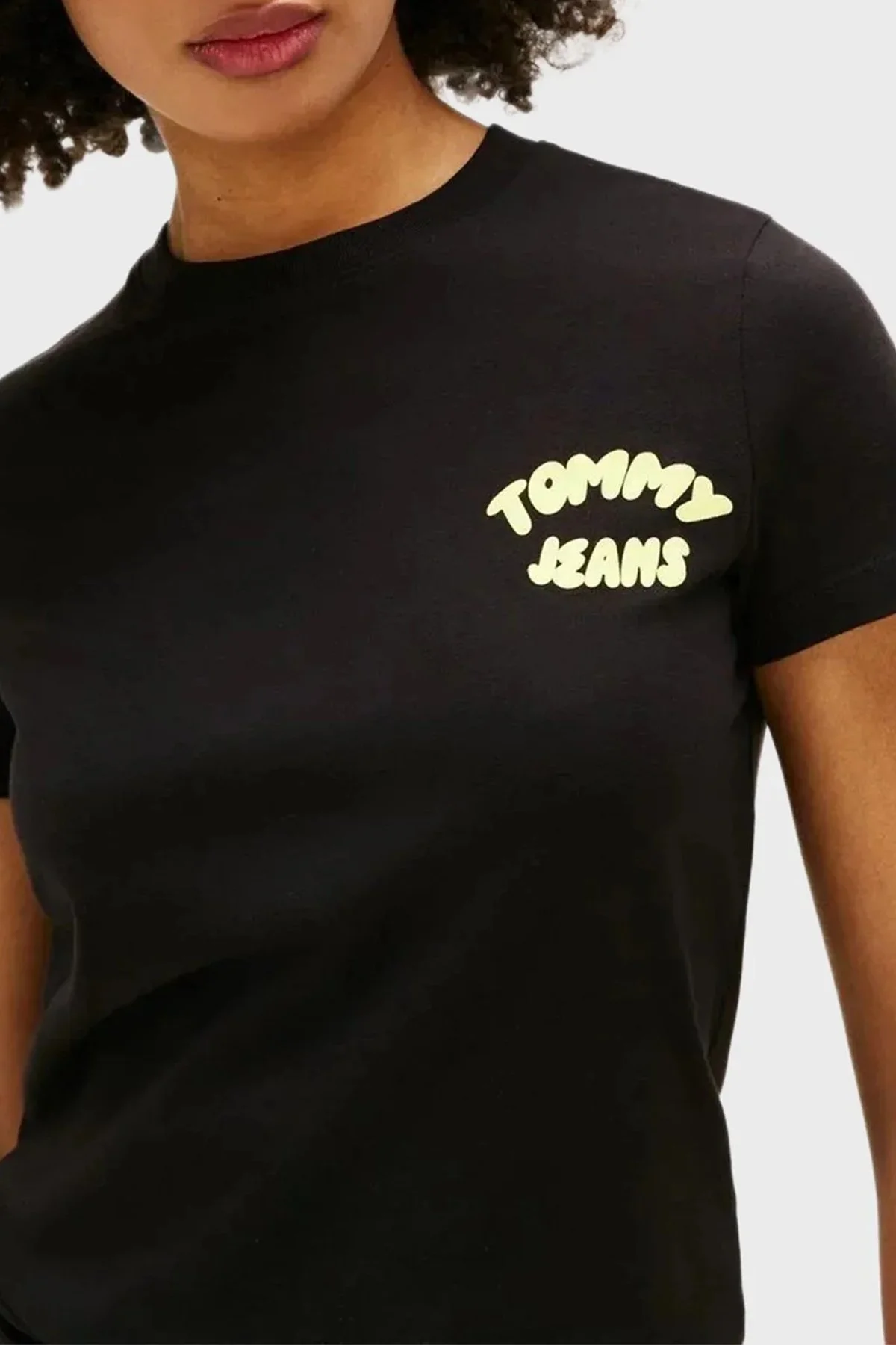 Tommy Jeans Logolu % 100 Pamuk Regular Fit Bisiklet Yaka Kadın T Shirt DW0DW22310 BDS SİYAH - 4