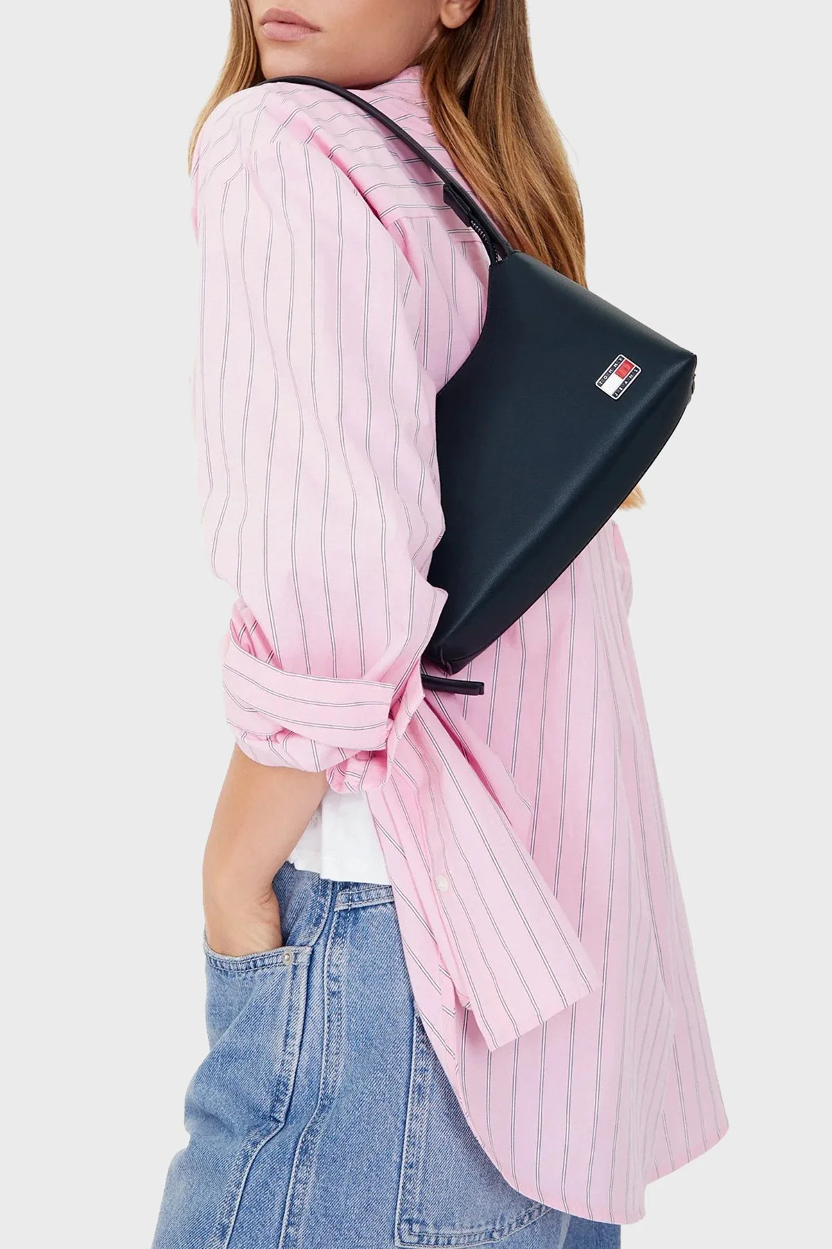 Tommy Jeans Logolu Ayarlanabilir Omuz Askılı Bayan Çanta AW0AW17873 C1G LACİVERT - 2