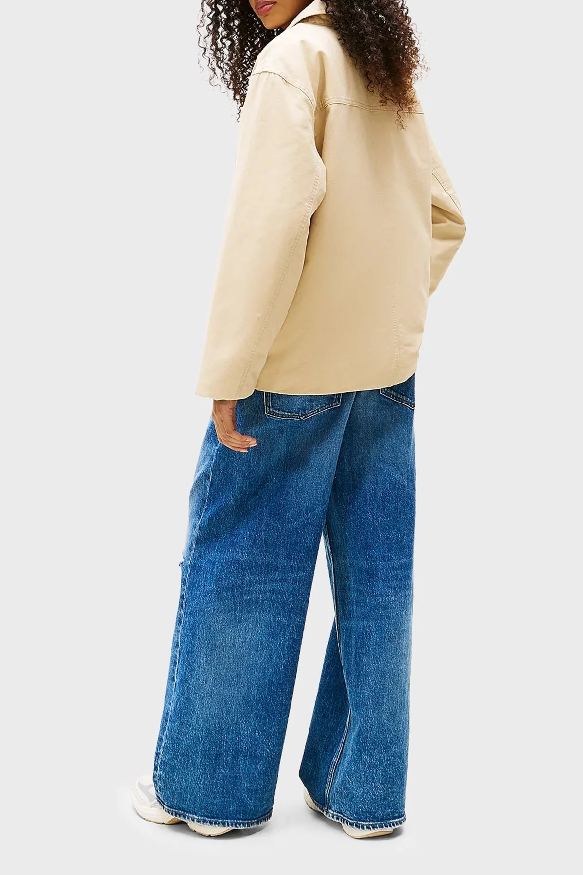 Tommy Jeans Logolu Boxy Fit Klasik Yaka Dolgulu Bayan Mont DW0DW21382 RBV BEJ - 3