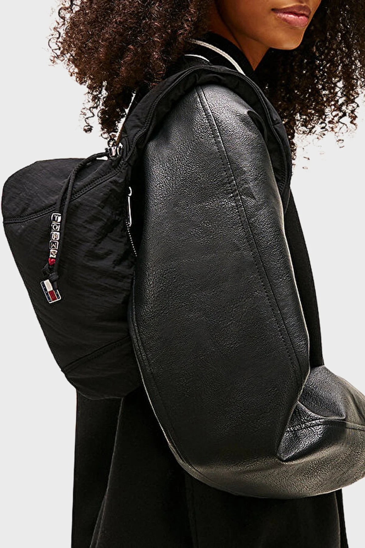 Tommy Jeans Logolu Büzgülü Askı Detaylı Bayan Çanta AW0AW18068 BDS SİYAH - 2