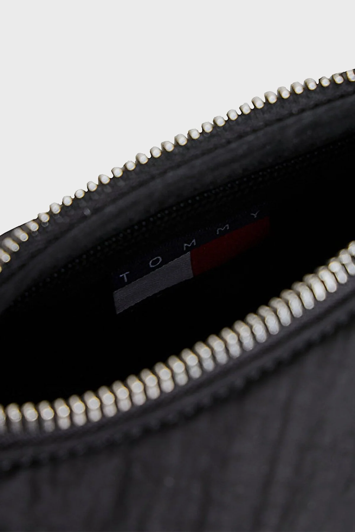 Tommy Jeans Logolu Büzgülü Askı Detaylı Kadın Çanta AW0AW18068 BDS SİYAH - 5