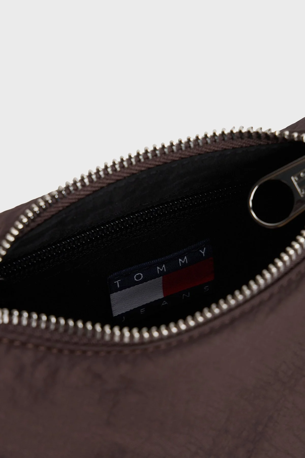 Tommy Jeans Logolu Büzgülü Askı Detaylı Bayan Çanta AW0AW18068 GSZ KOYU KAHVE - 4