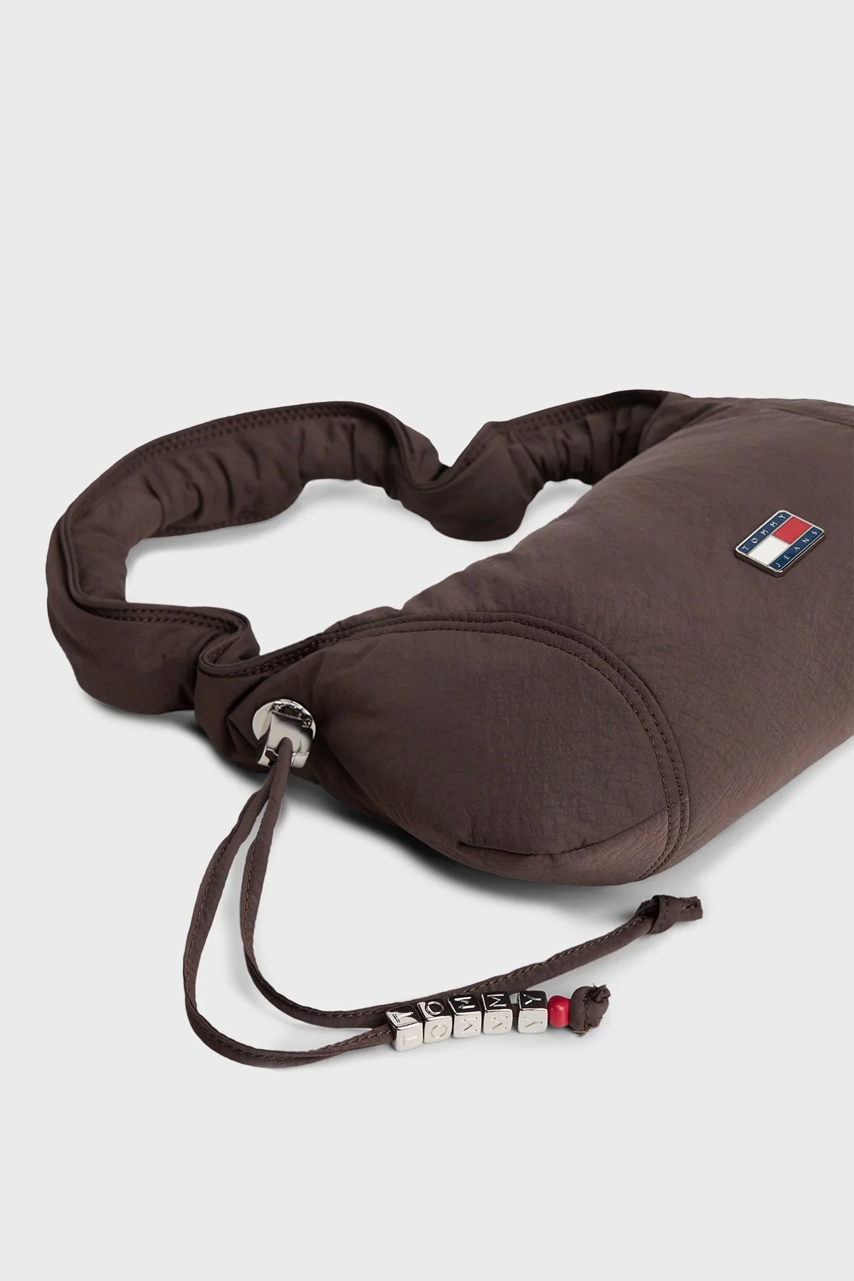 Tommy Jeans Logolu Büzgülü Askı Detaylı Bayan Çanta AW0AW18068 GSZ KOYU KAHVE - 5