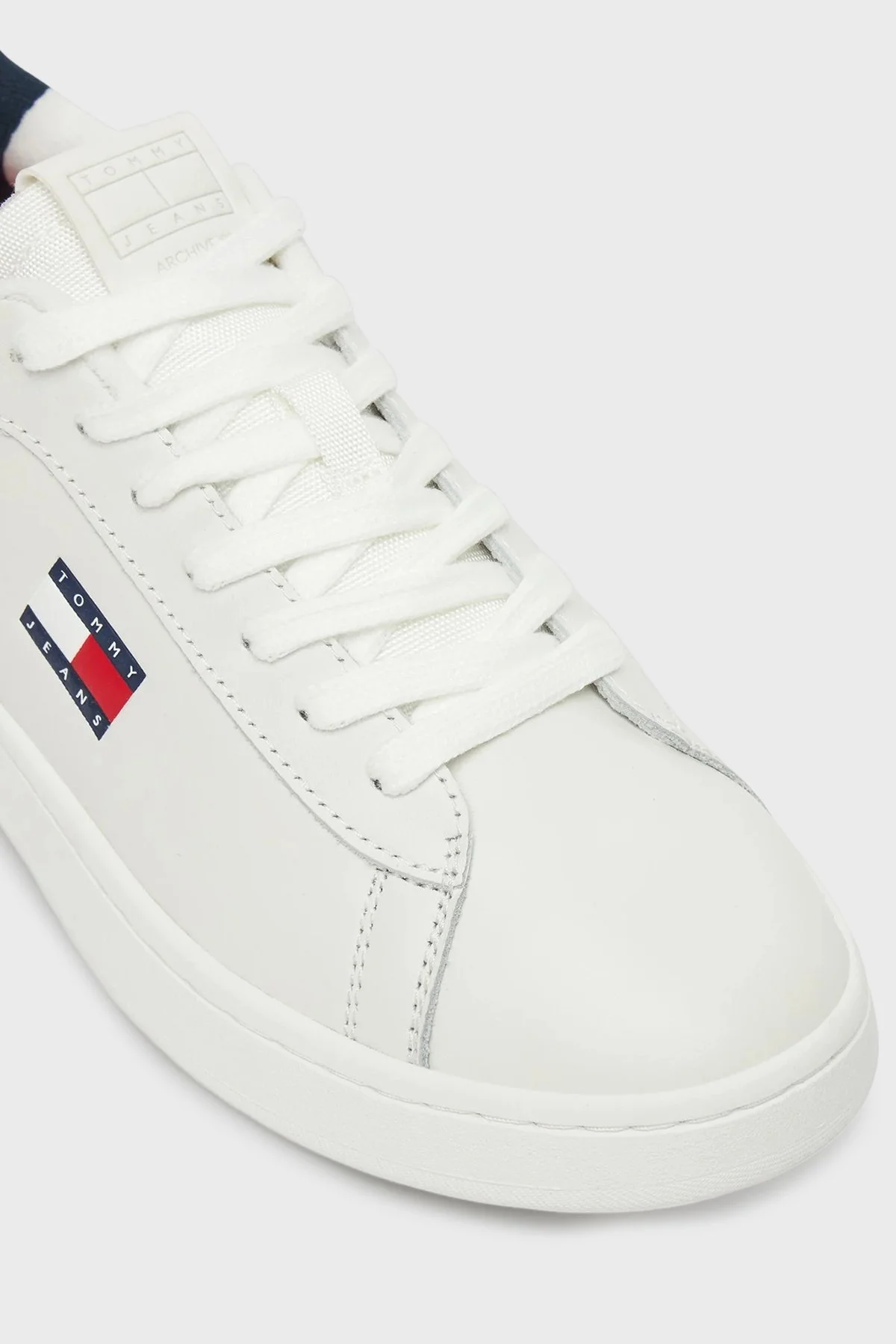 Tommy Jeans Logolu Deri Sneaker Bayan Ayakkabı EN0EN02815 0G1 BEYAZ-LACİVERT - 10