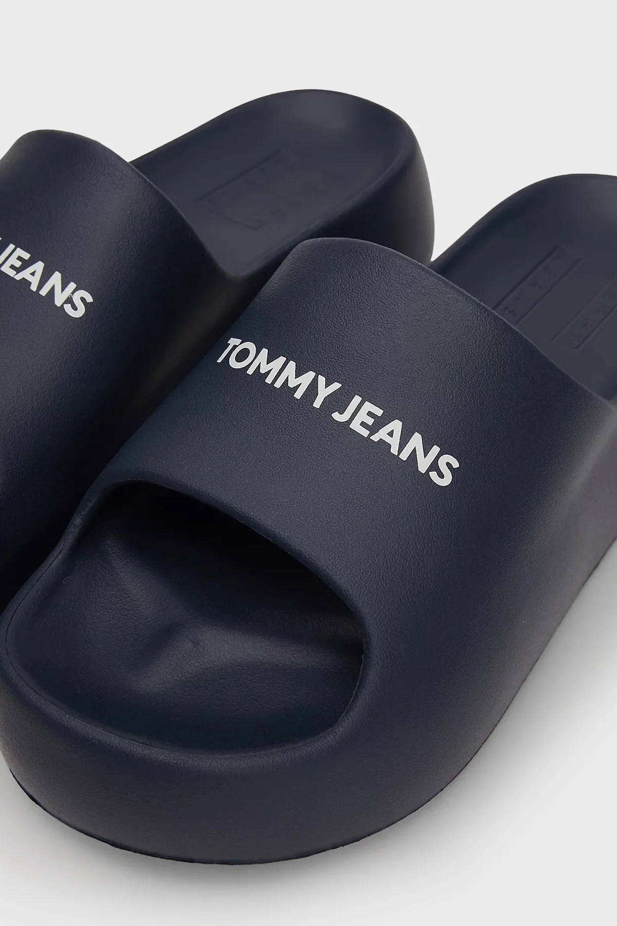 Tommy Jeans Logolu Kalın Tabanlı Bayan Terlik EN0EN02454 C1G LACİVERT - 13