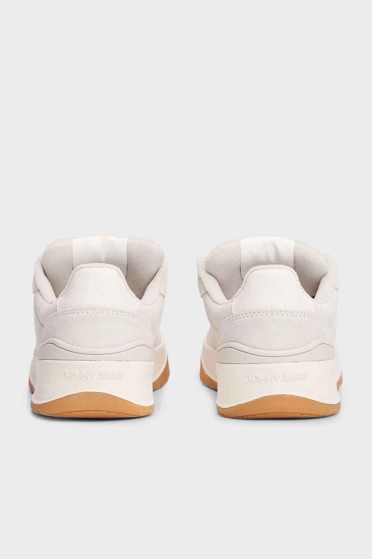 Tommy Jeans Logolu Kalın Tabanlı Süet Sneaker Bayan Ayakkabı EN0EN02677 P06 BEYAZ-GRİ - 6