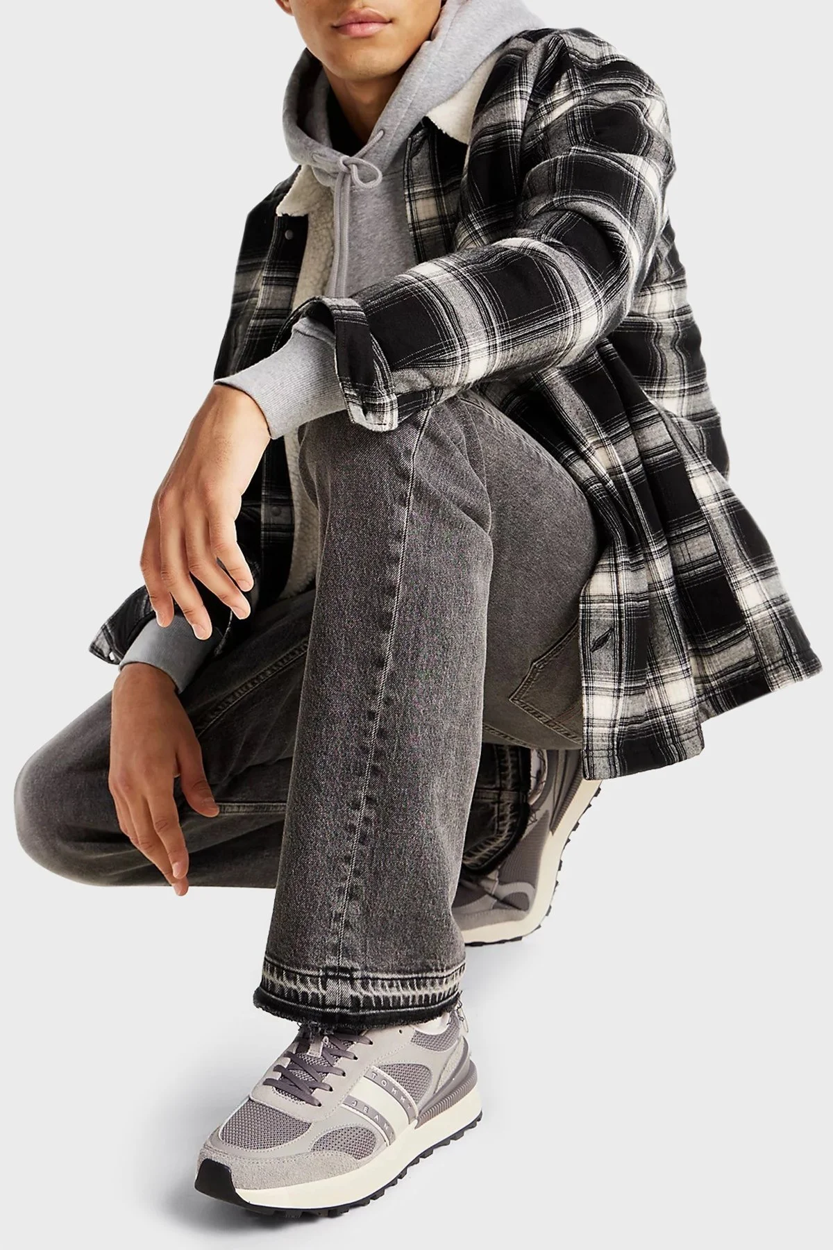 Tommy Jeans Logolu Kalın Tabanlı Süet Sneaker Erkek Ayakkabı EM0EM01537 PRZ GRİ - 2