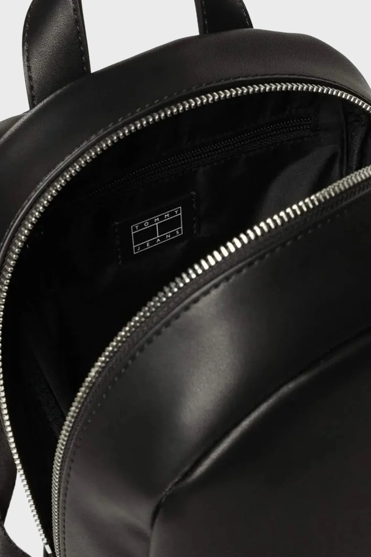 Tommy Jeans Logolu Ön Cepli Bayan Sırt Çantası AW0AW16261 BDS SİYAH - 4