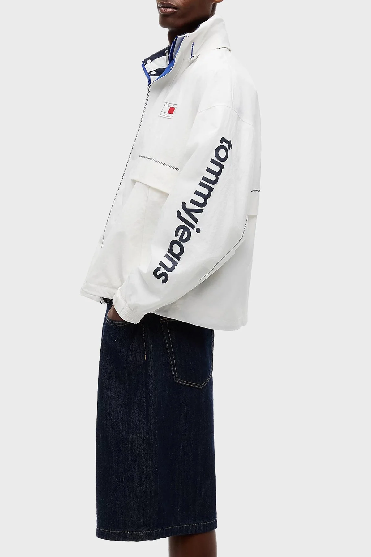 Tommy Jeans Logolu Oversize Su İtici Saklanabilir Kapüşonlu Erkek Mont DM0DM23225 YBL Beyaz - 3